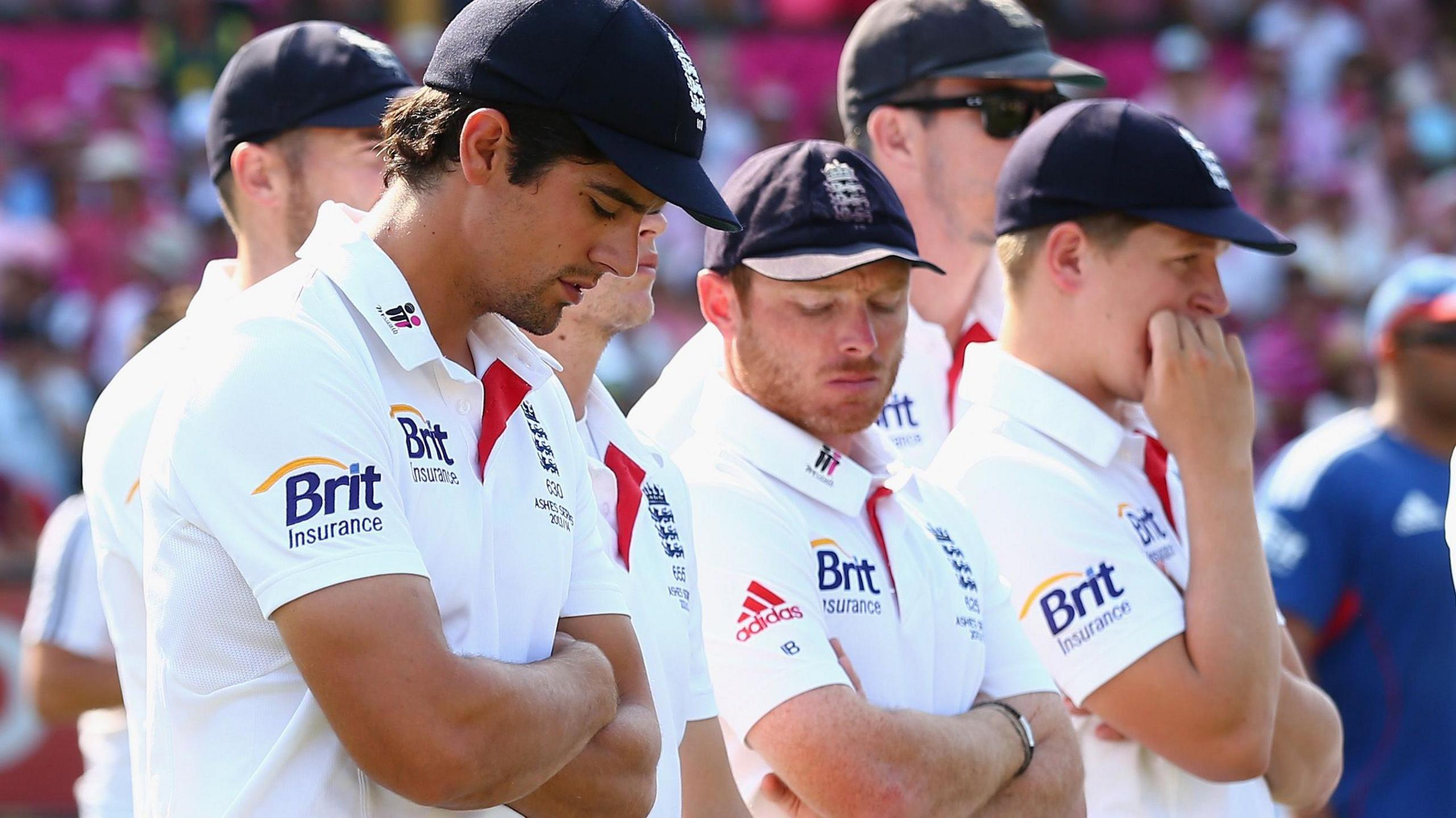 England players look dejected after losing the 2013-14 Ashes 5-0