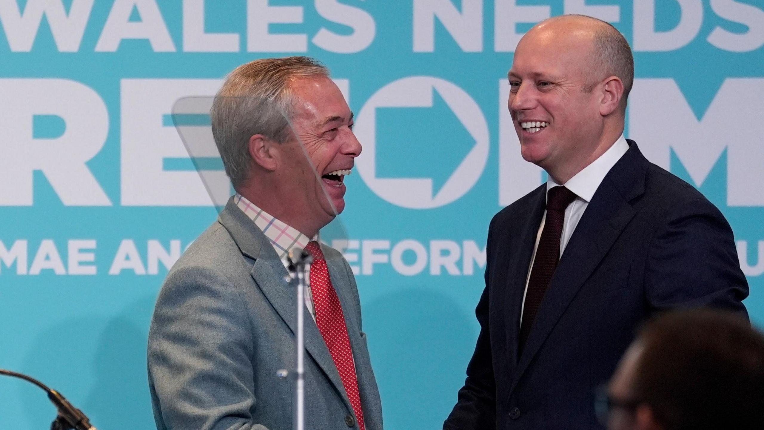 Nigel Farage yn croesawu Dan Thomas