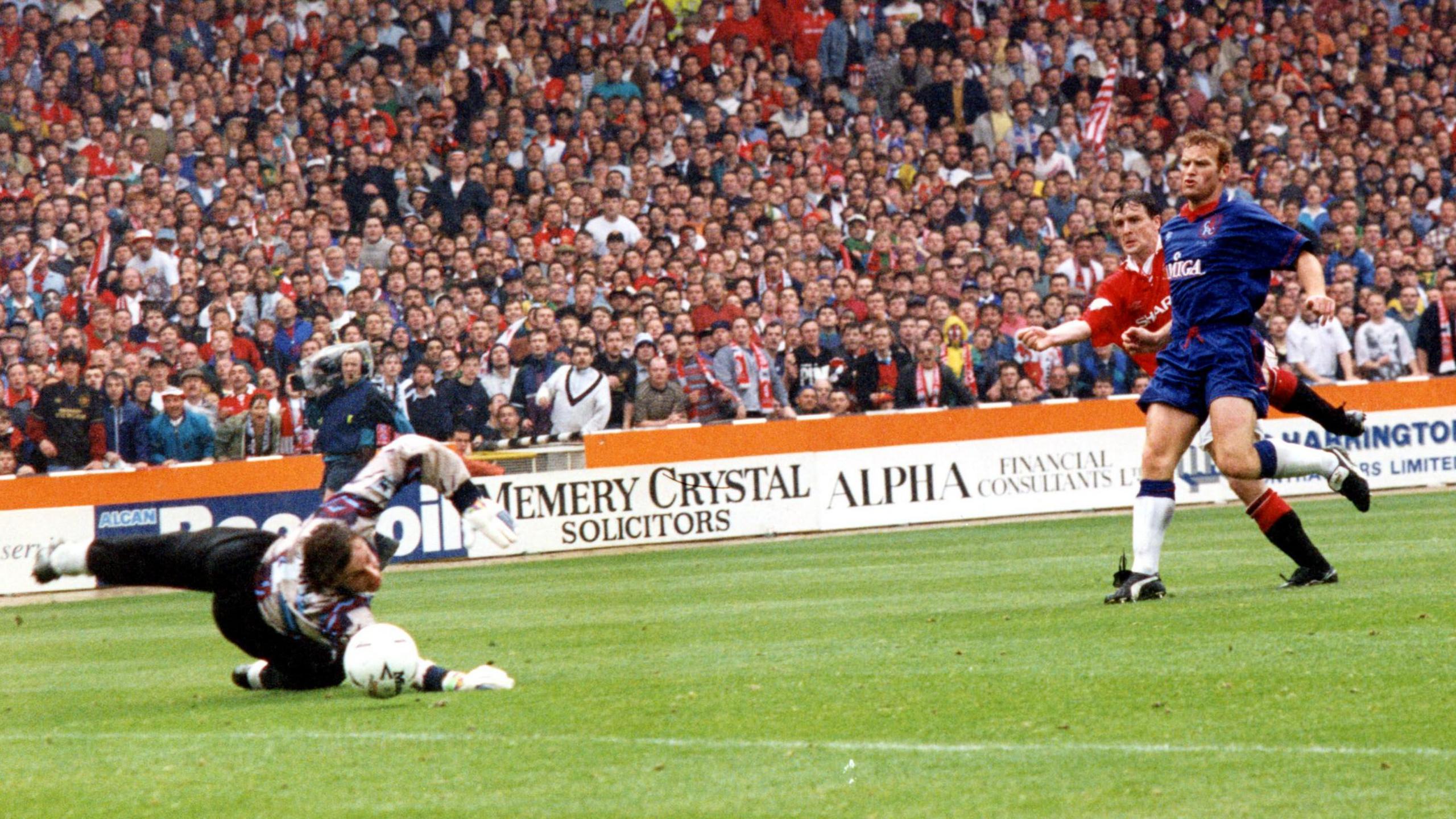 Mark Hughes scores for Manchester United against Chelsea at Wembley