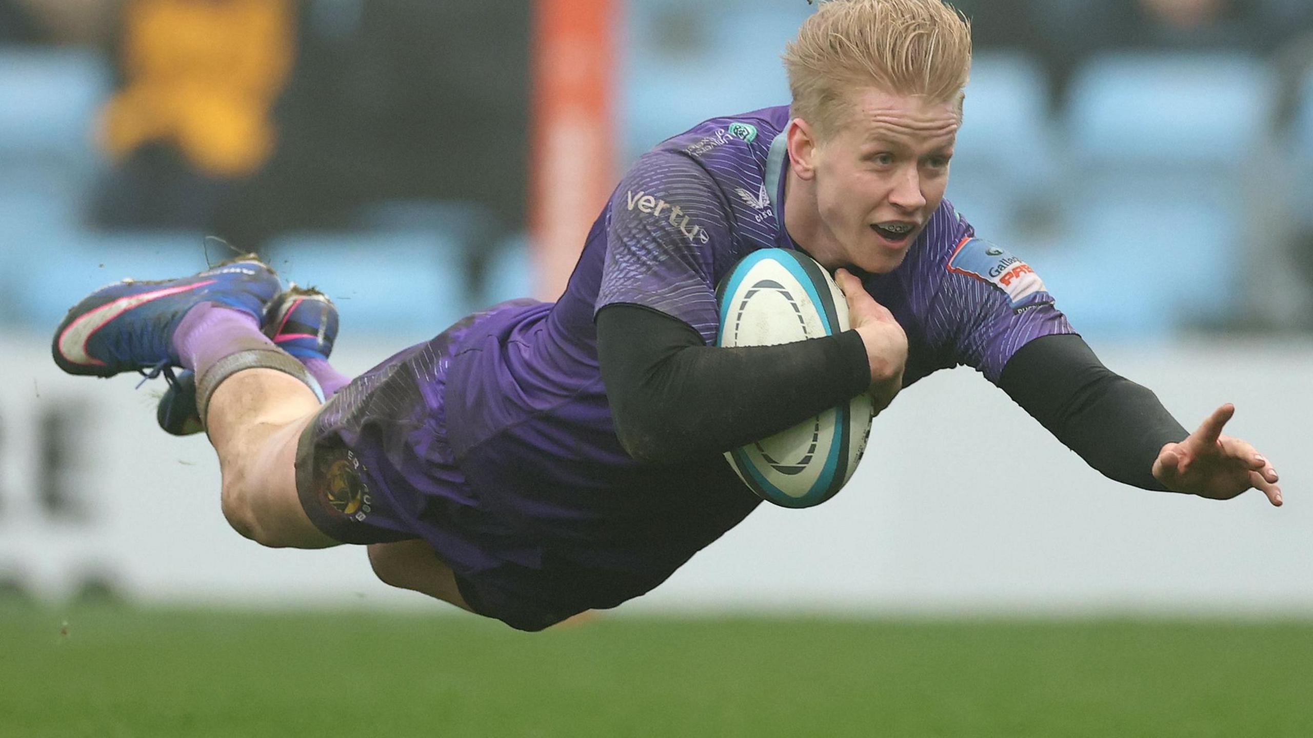 Josh Hodge scoring a try for Exeter Chiefs