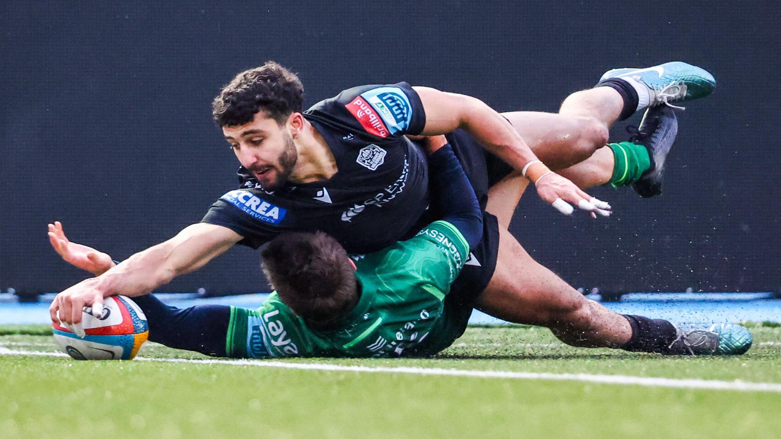 Ben Afshar scores Glasgow's second try of the match