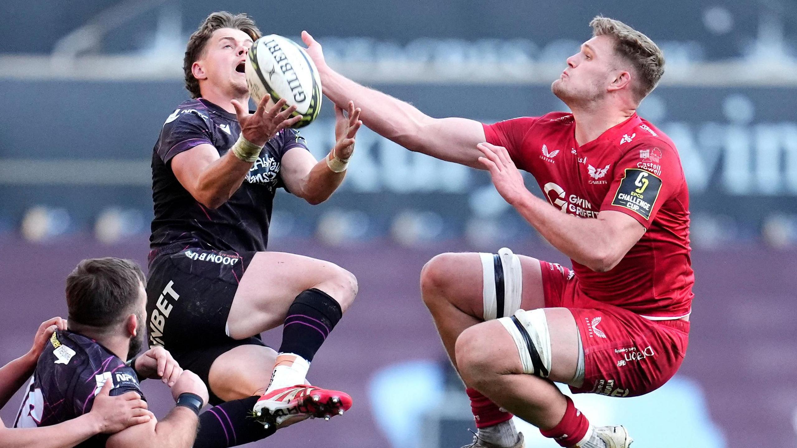 Mae'r Gweilch a'r Scarlets wedi cyhuddo'r undeb o wneud tro pedol a chreu "rhagor o ansicrwydd yn ein gêm"