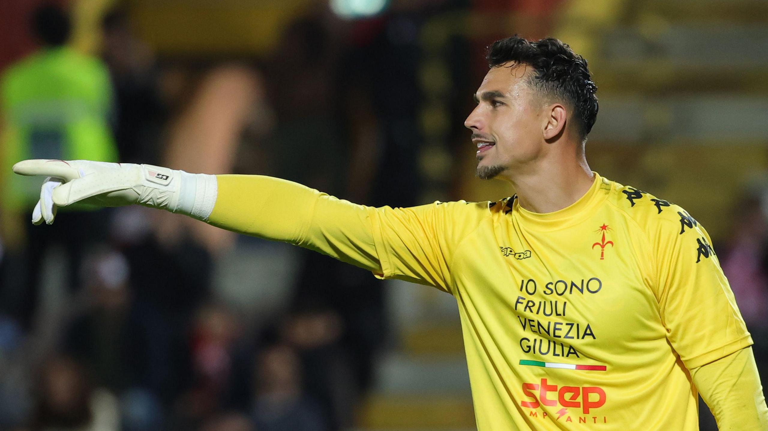 Kelle Roos in action for Triestina