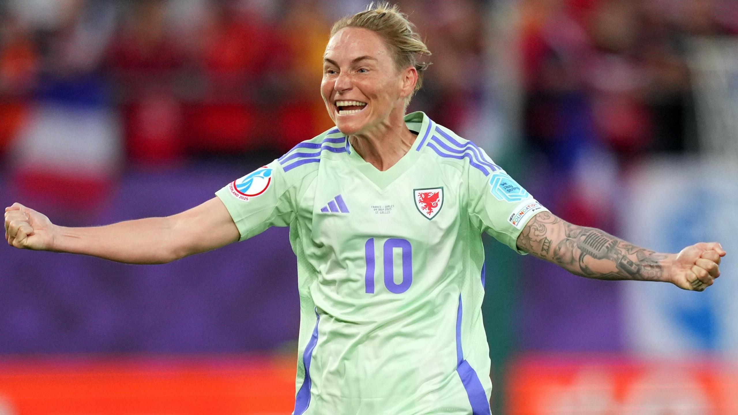 Jess Fishlock yn dathlu 