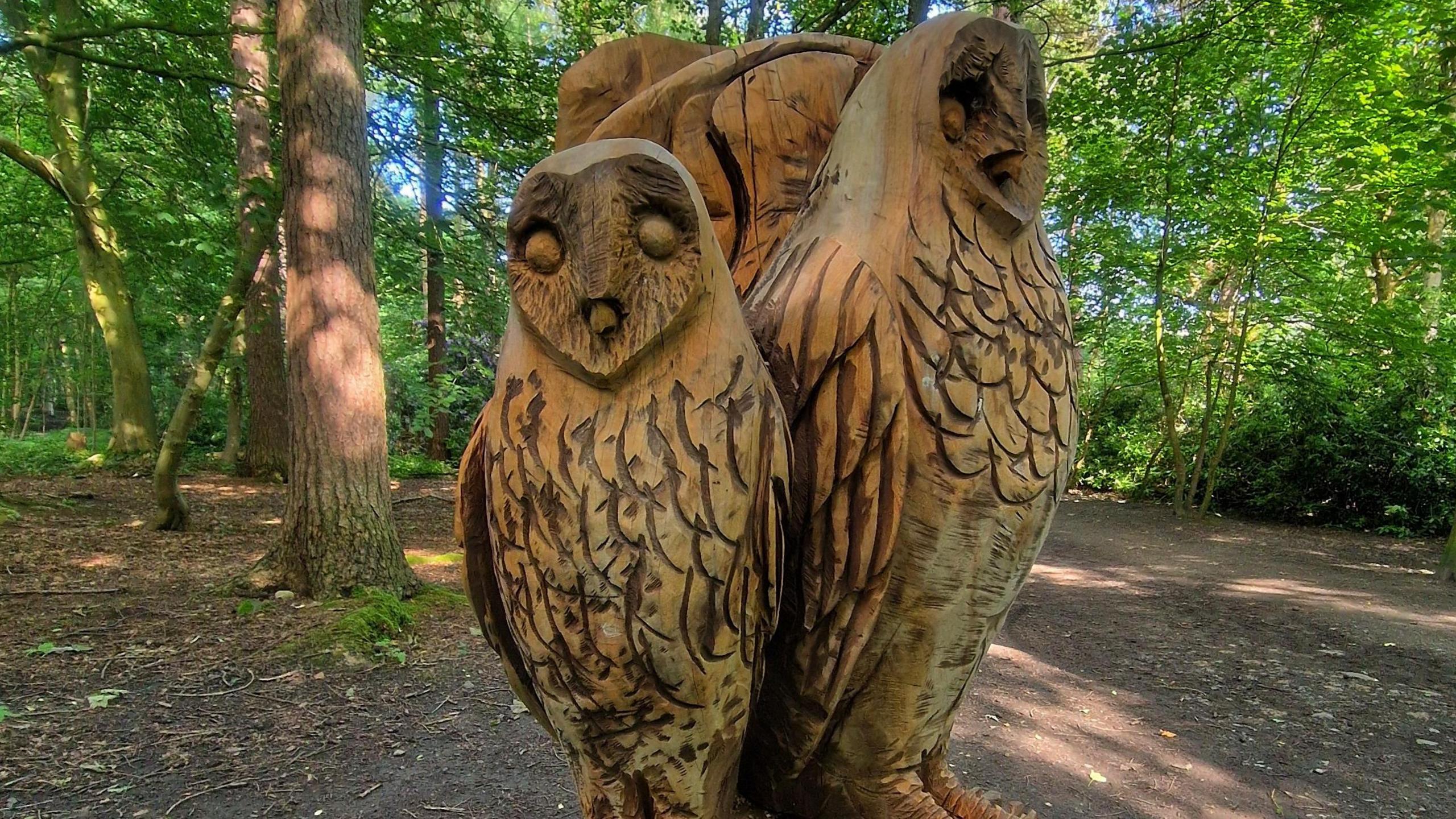 A sculpture of two owls