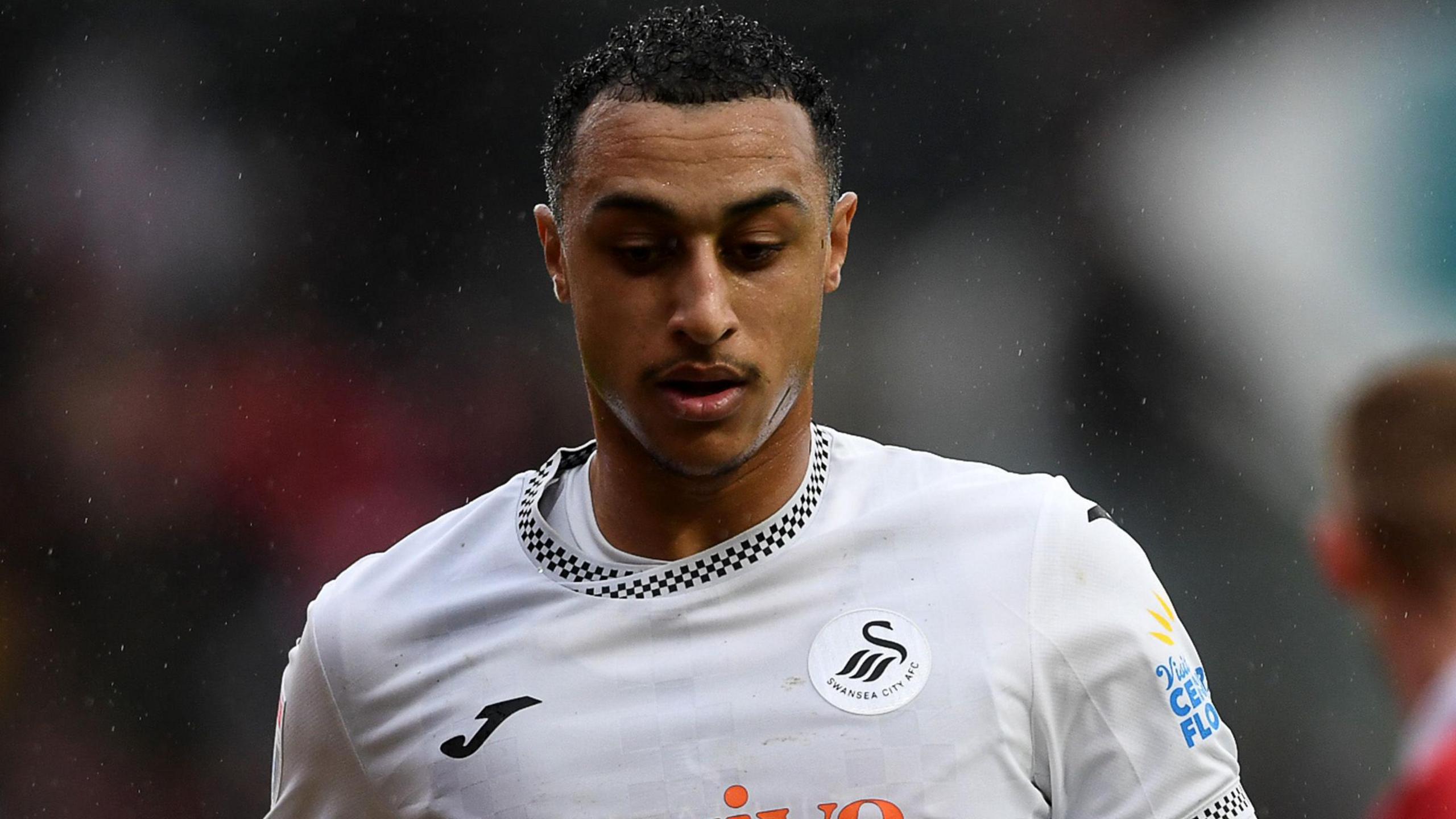 Adam Idah in action for Swansea earlier this season 