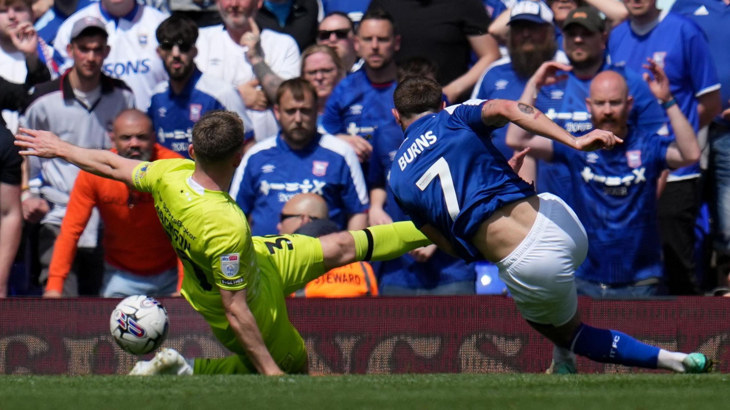 Wes Burns scores for Ipswich