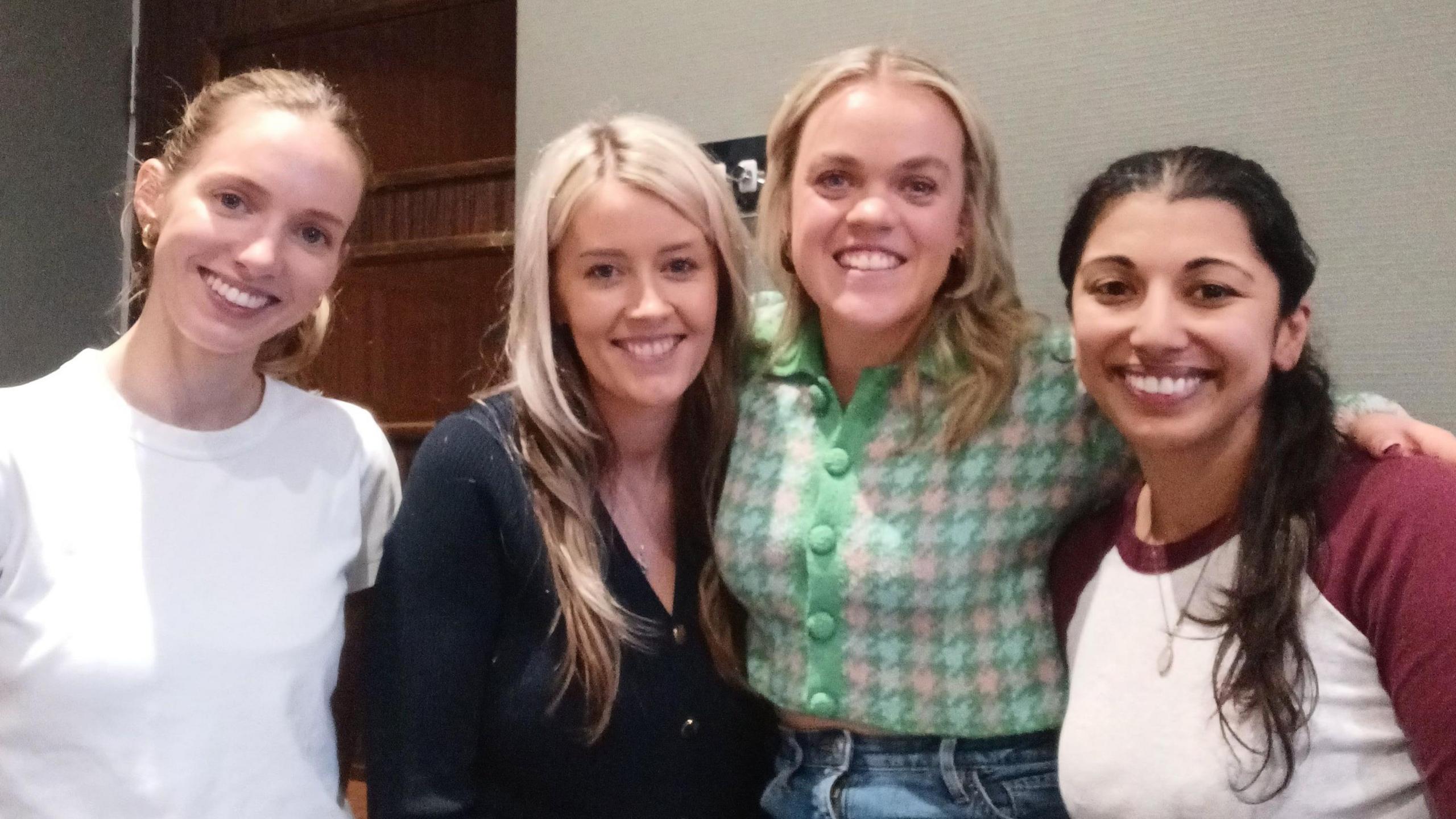 Glesni gyda Ellie Simmonds a chynhyrchwyr yr rhaglen