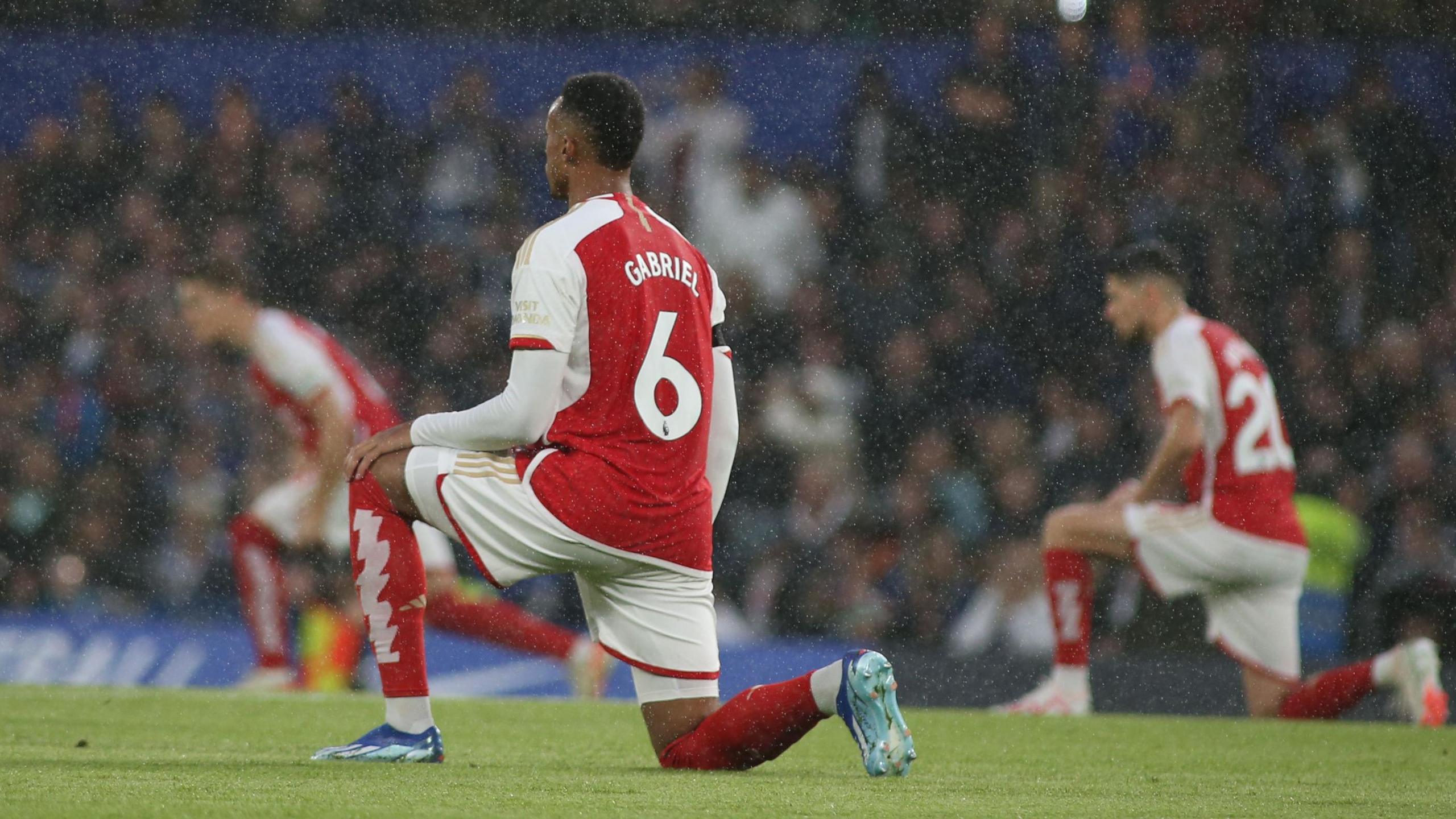 Arsenal players take the knee prior to kick off in the Premier League match against Chelsea at Stamford Bridge 