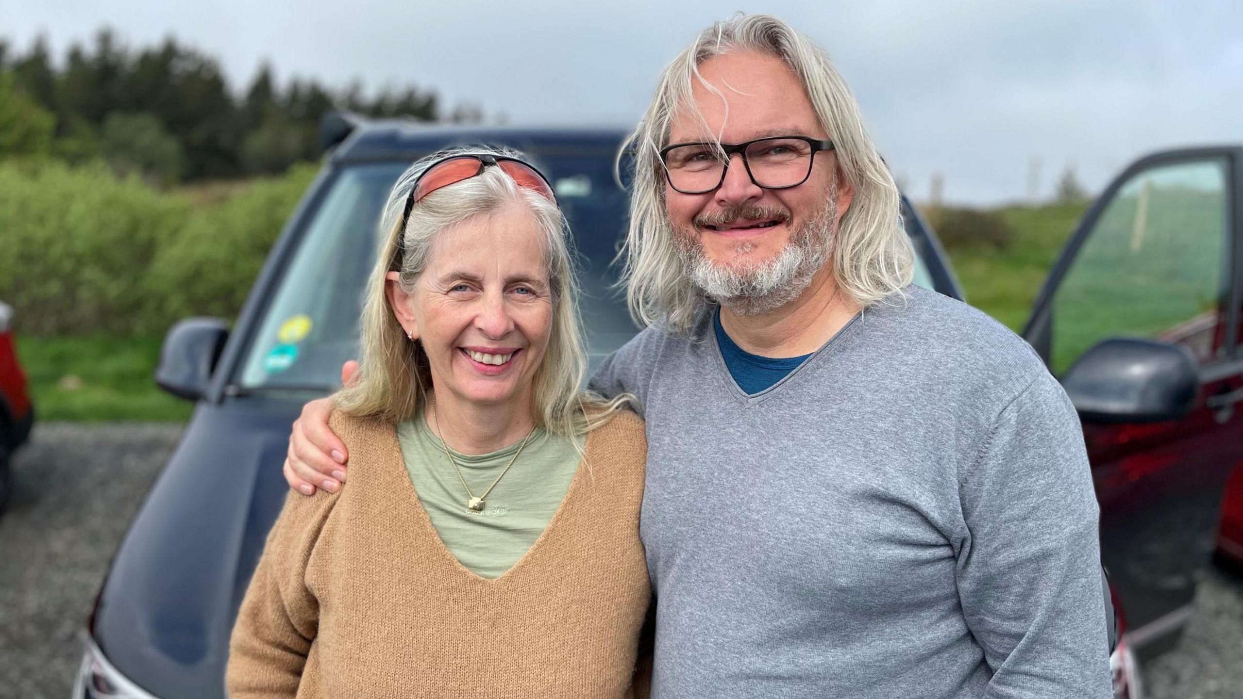 Beate agus Heiner Delbach nan seasamh ri taobh a' chàir aca