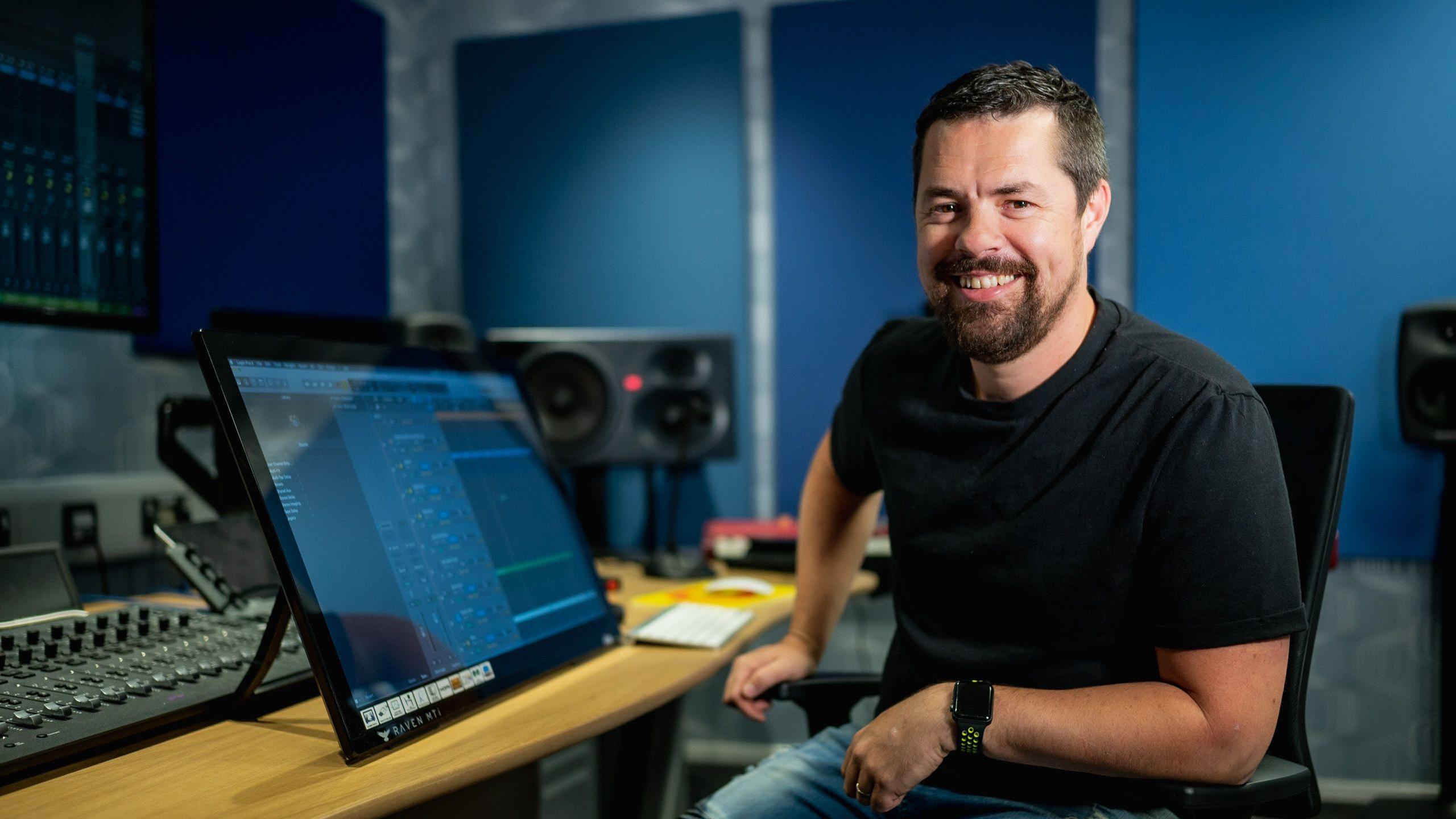 Steffan yn y stiwdio