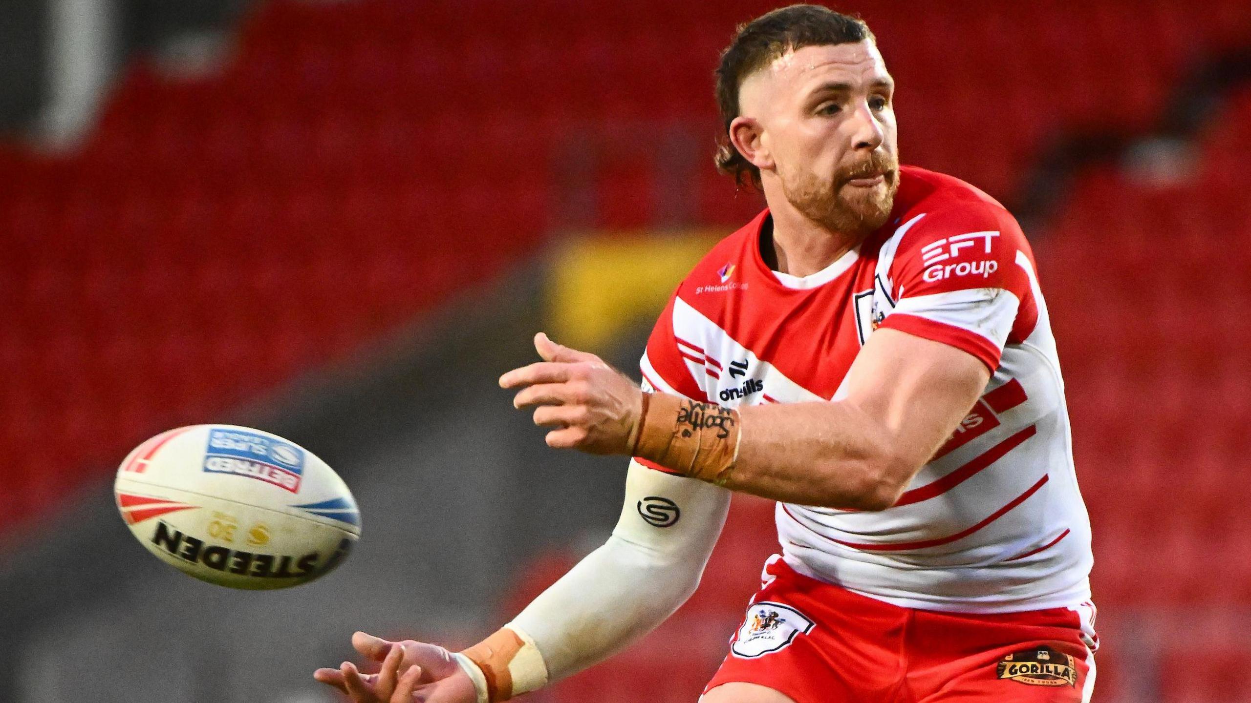 Jackson Hastings delivers a no-look pass for St Helens.