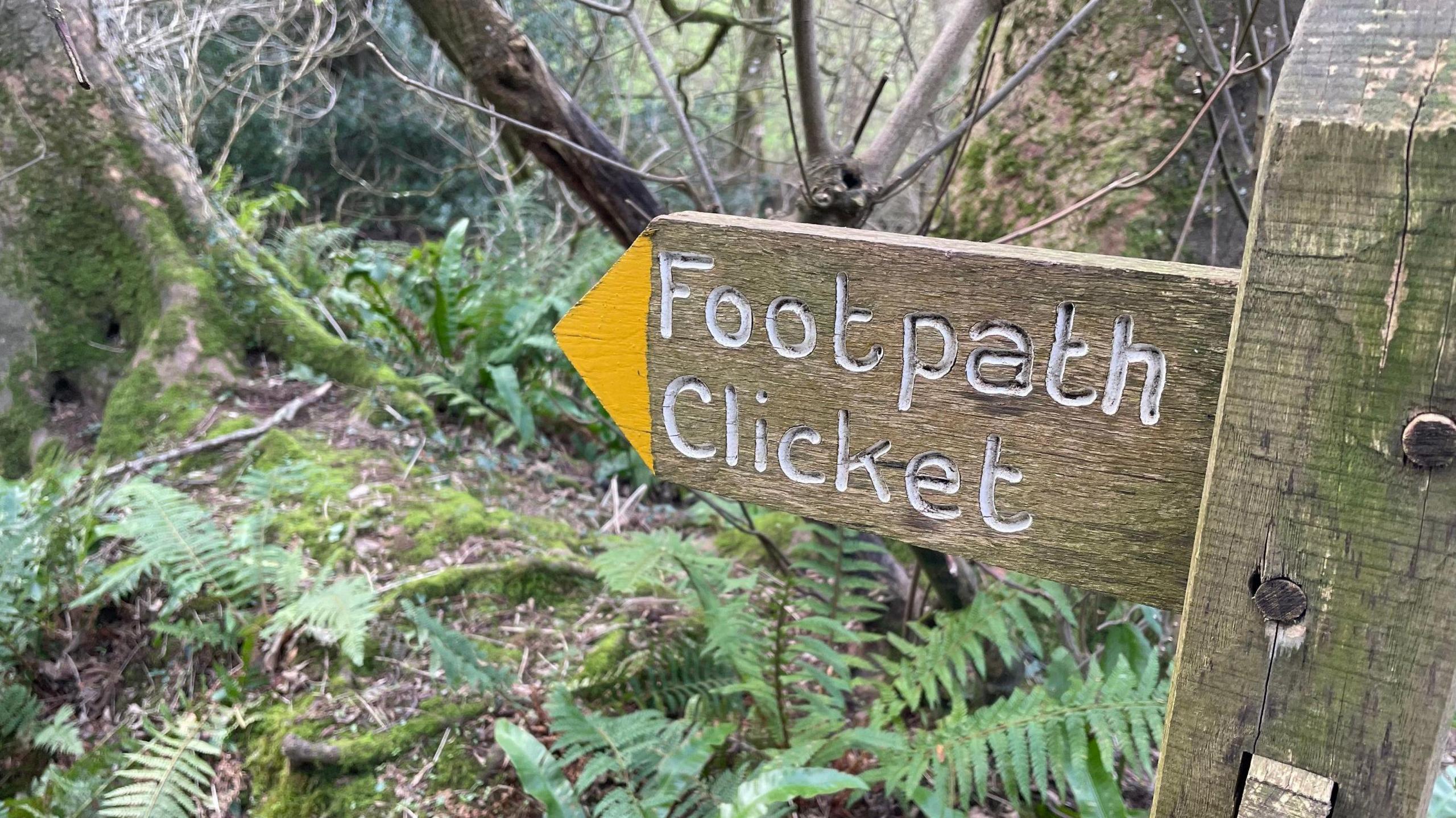 A fingerpost sign pointing to Clicket 