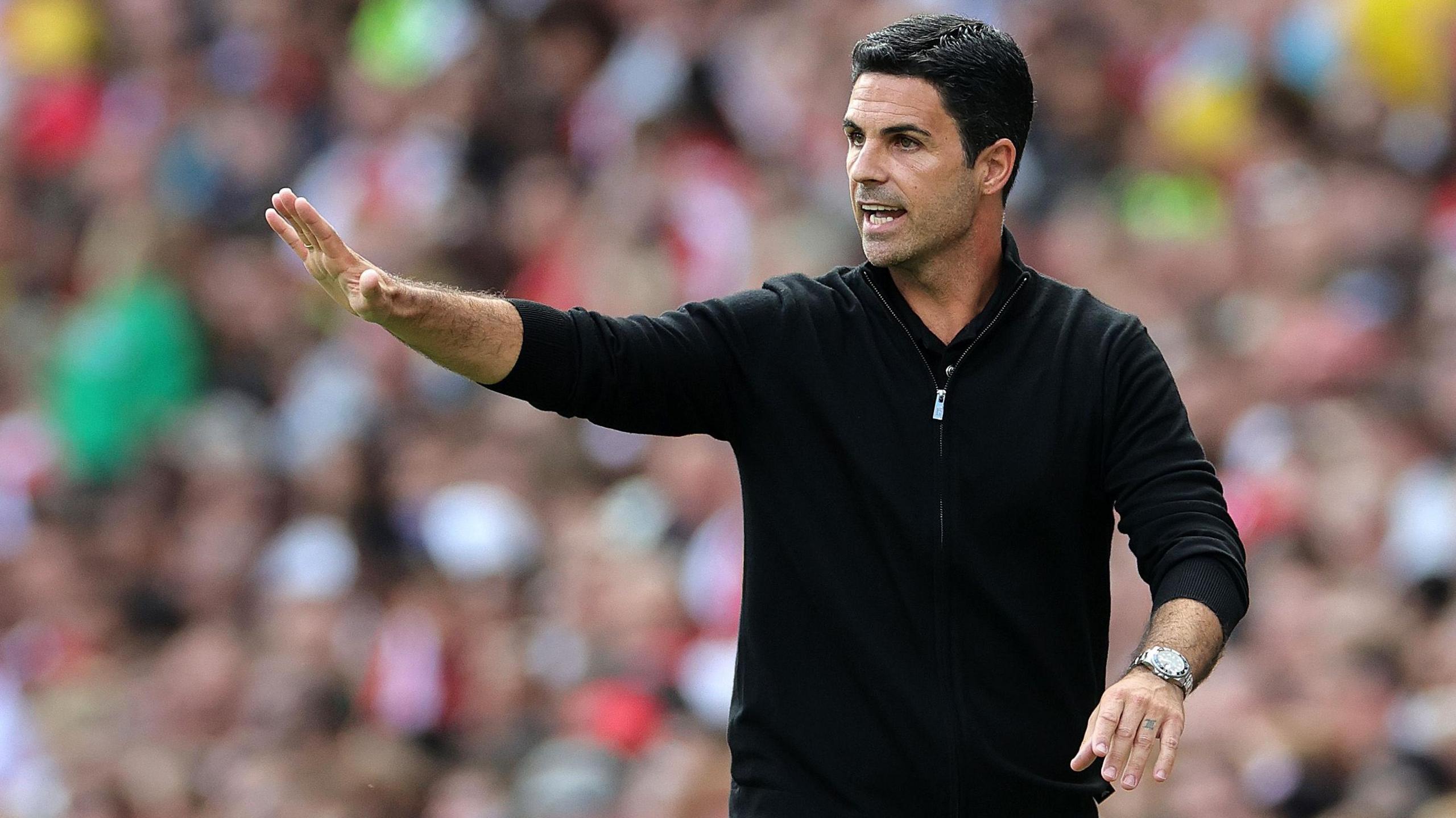 Arsenal manager Mikel Arteta on the touchline