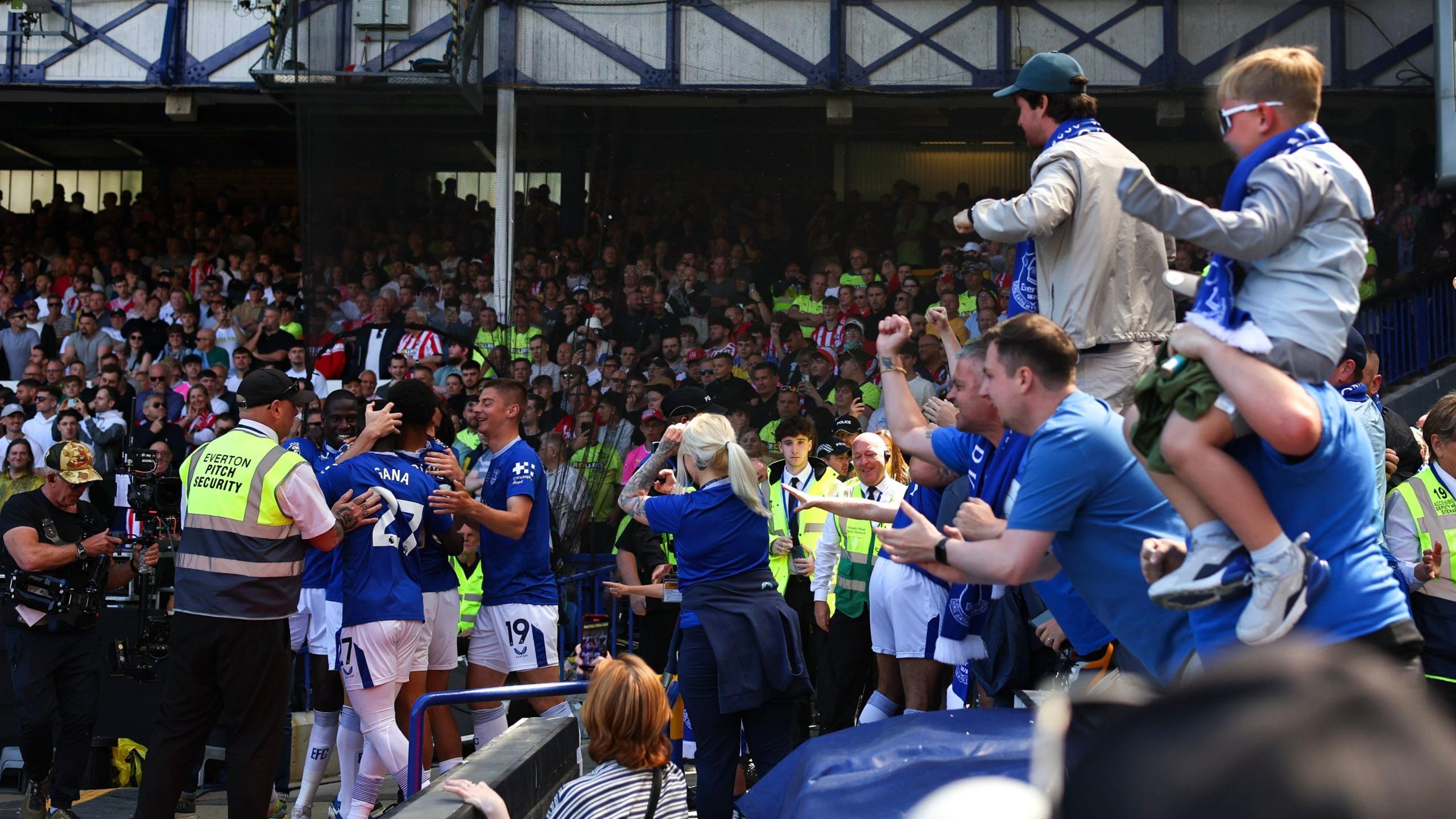 Fans celebrate Everton goal