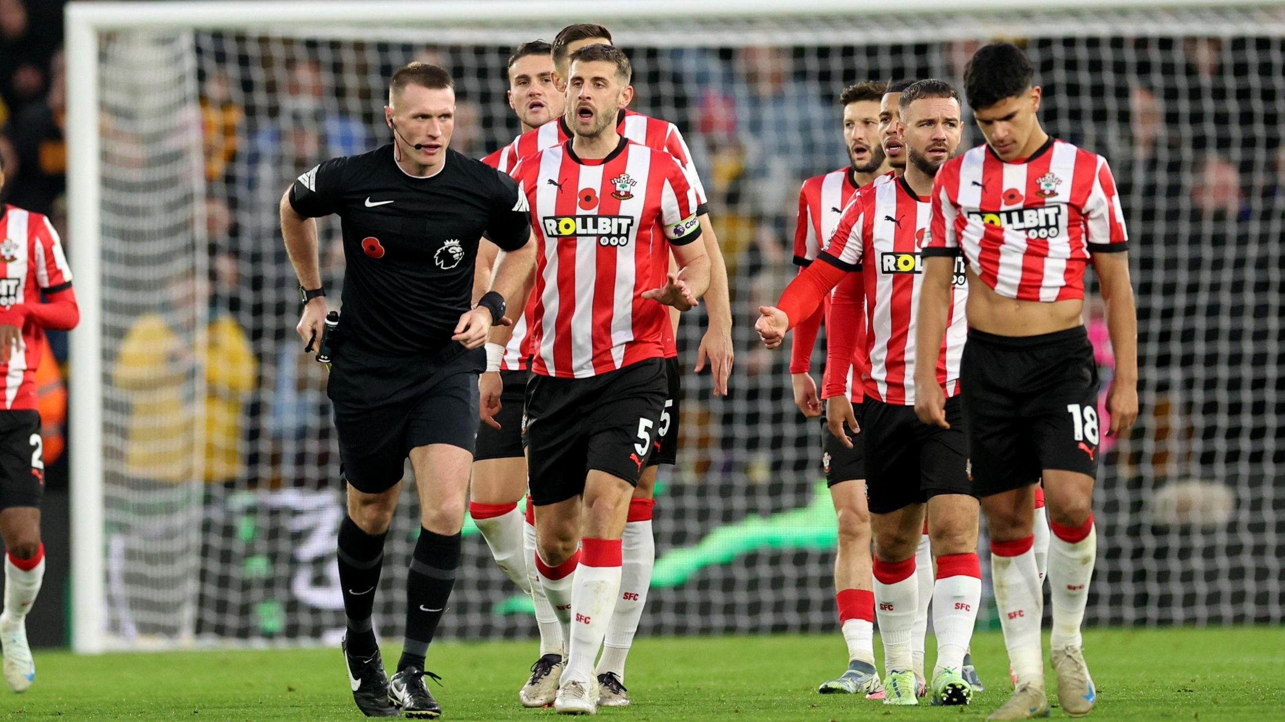 Southampton players look dejected after they conceded a second goal in the 2-0 defeat at Wolves. 