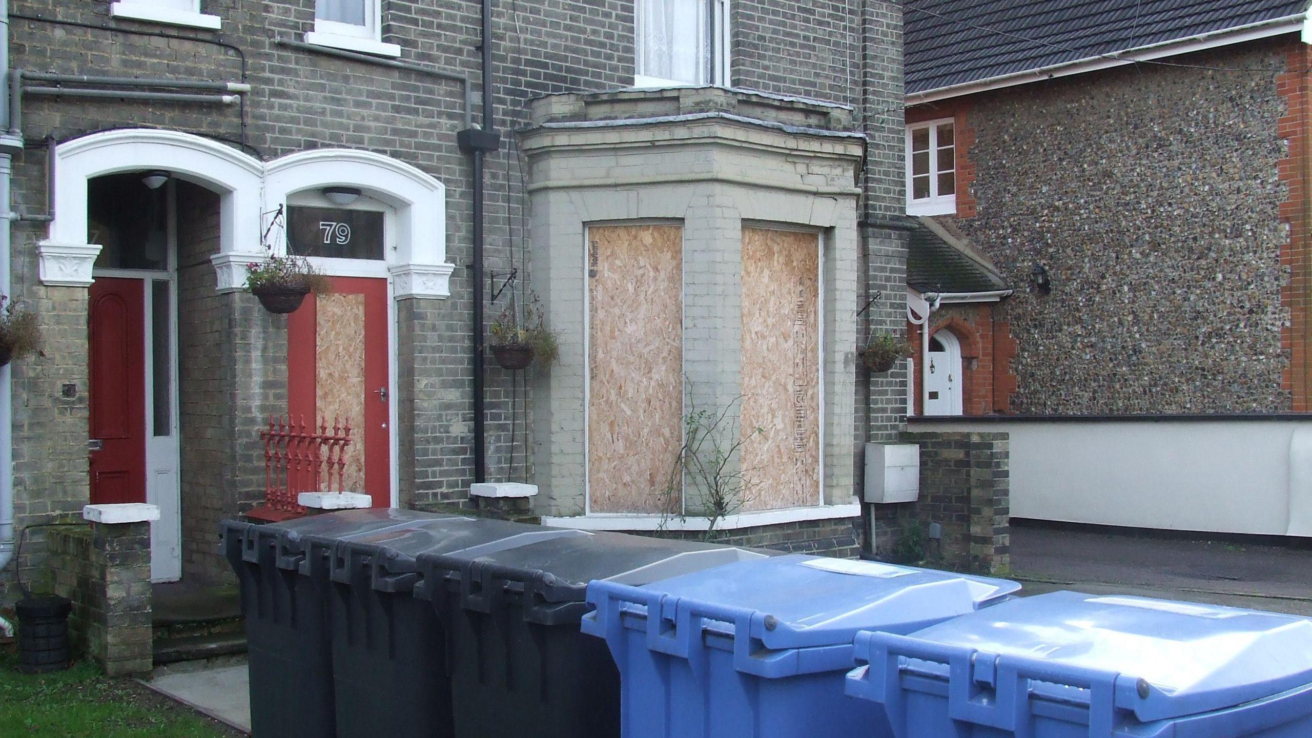 Ish-shtëpia e Wright në Ipswich. Dritaret e mëdha gjire janë të veshura me panele druri, ashtu si edhe dera e përparme.