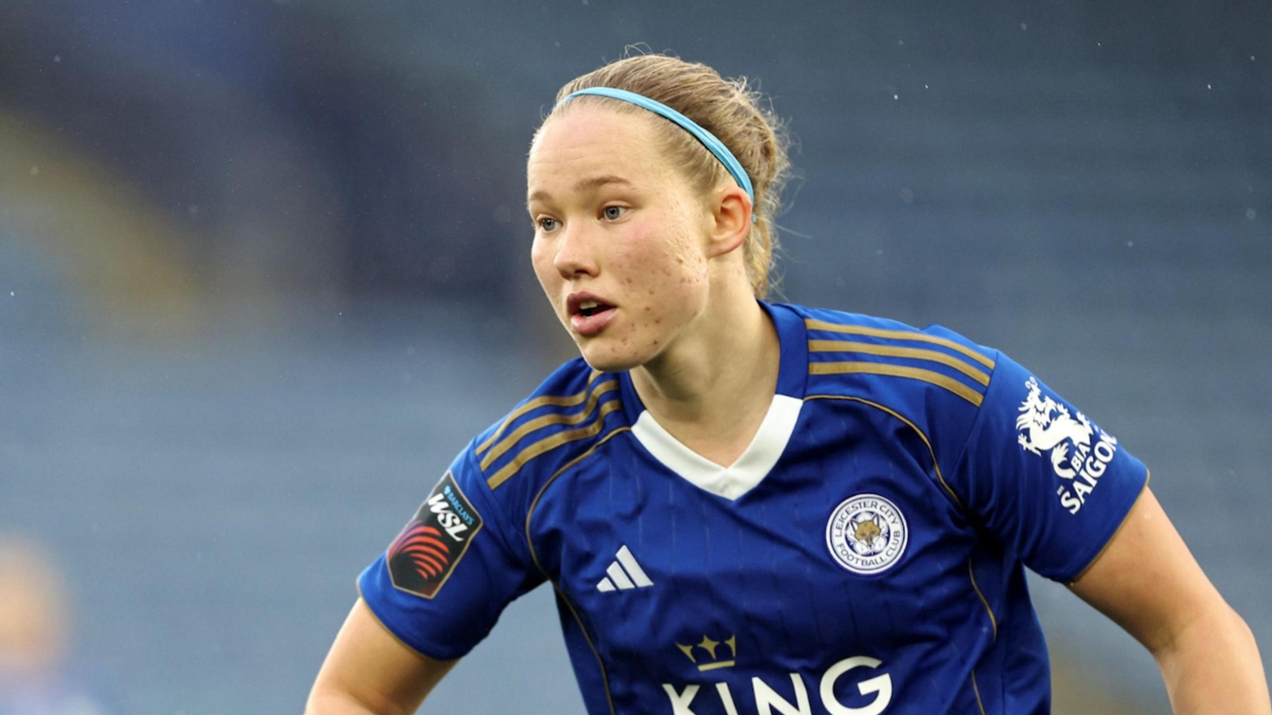 Forward Hlín Eiríksdóttir in Leicester kit