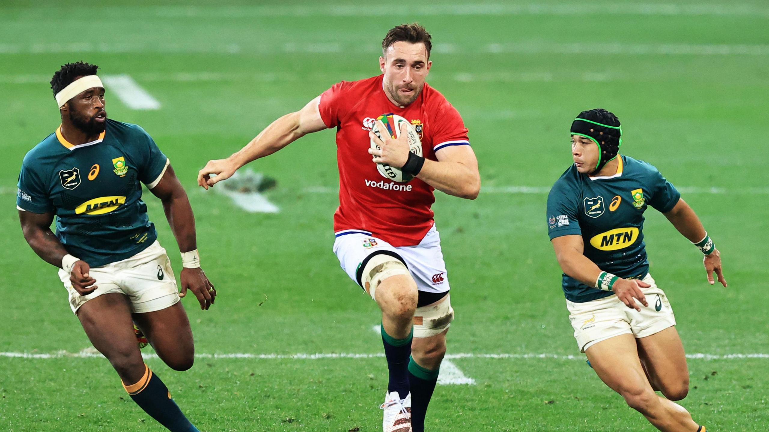 Jack Conan runs with the ball against Siya Kolisi and Cheslin Kolbe