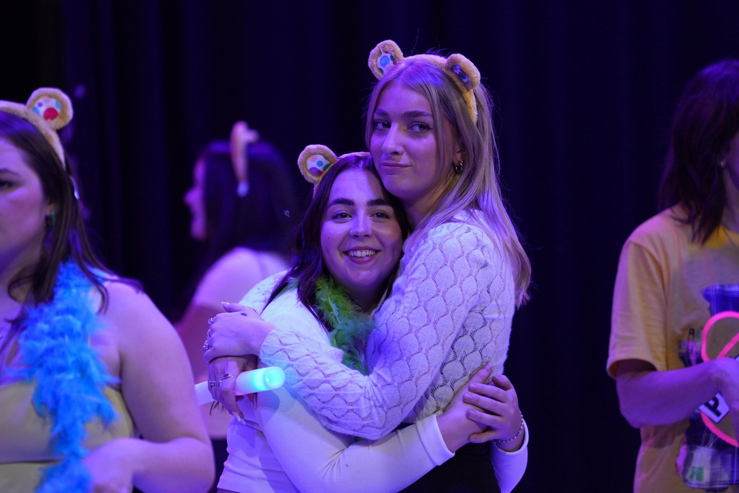 Côr Ifor Bach yn dawnsio