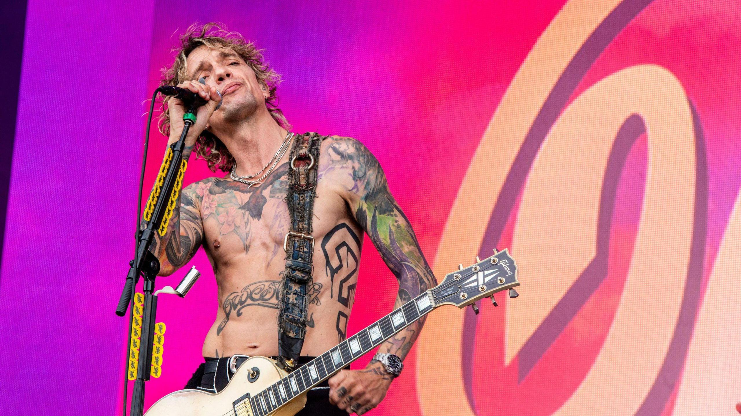 Justin Hawkins onstage 