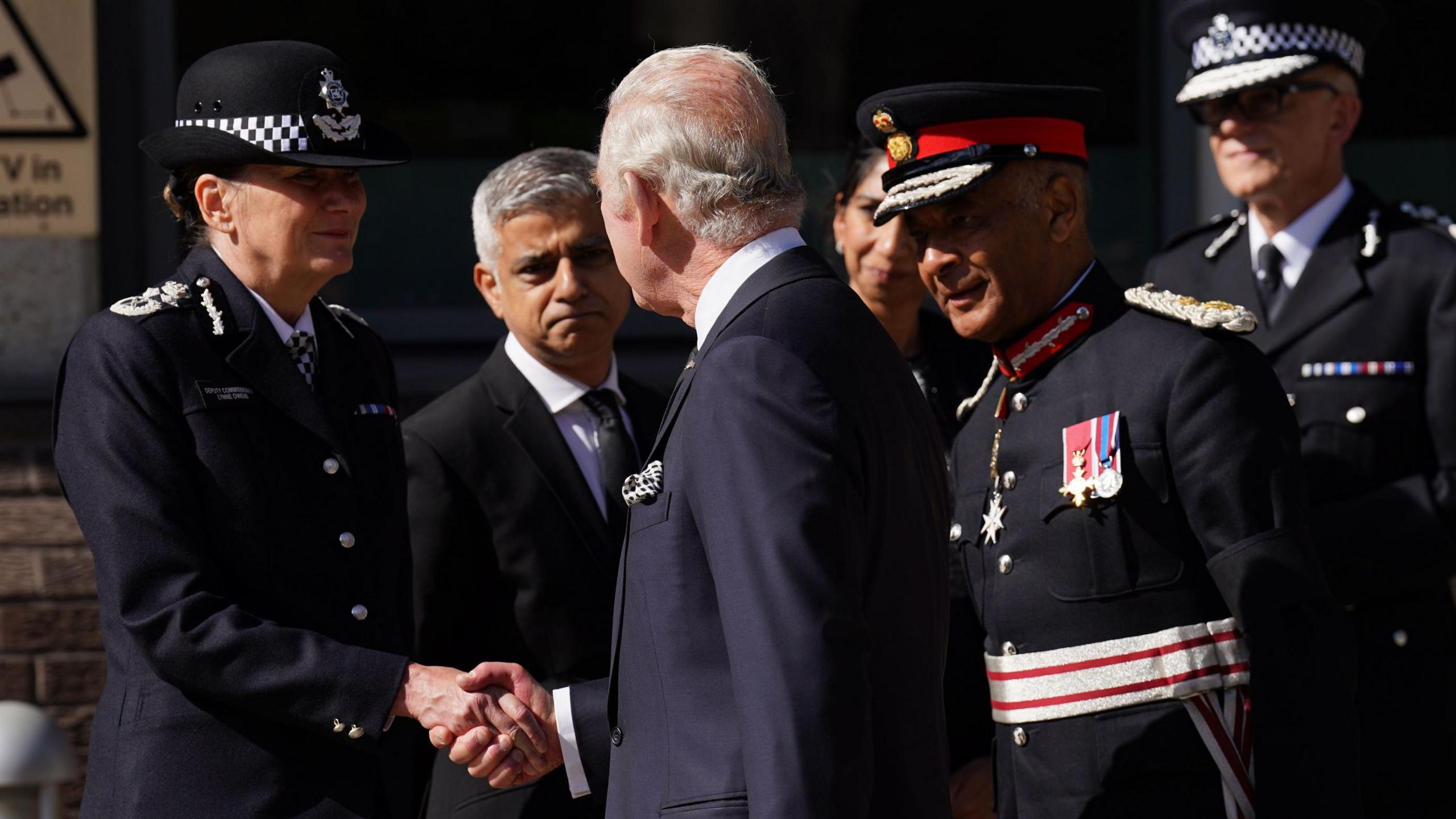 Dame Lynne Owens shakes hands with the King while the Mayor of London, Home Secretary Suella Braverman and the Met commissioner look on. 