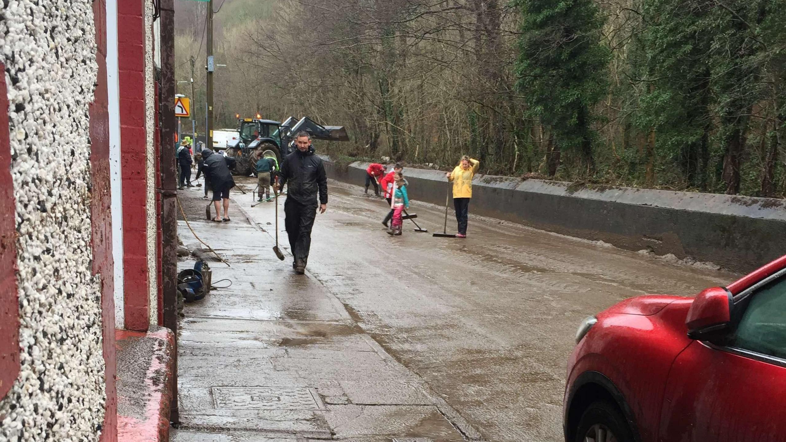 Trigolion Clydach Terrace yn clirio ar ôl Storm Dennis yn 2020