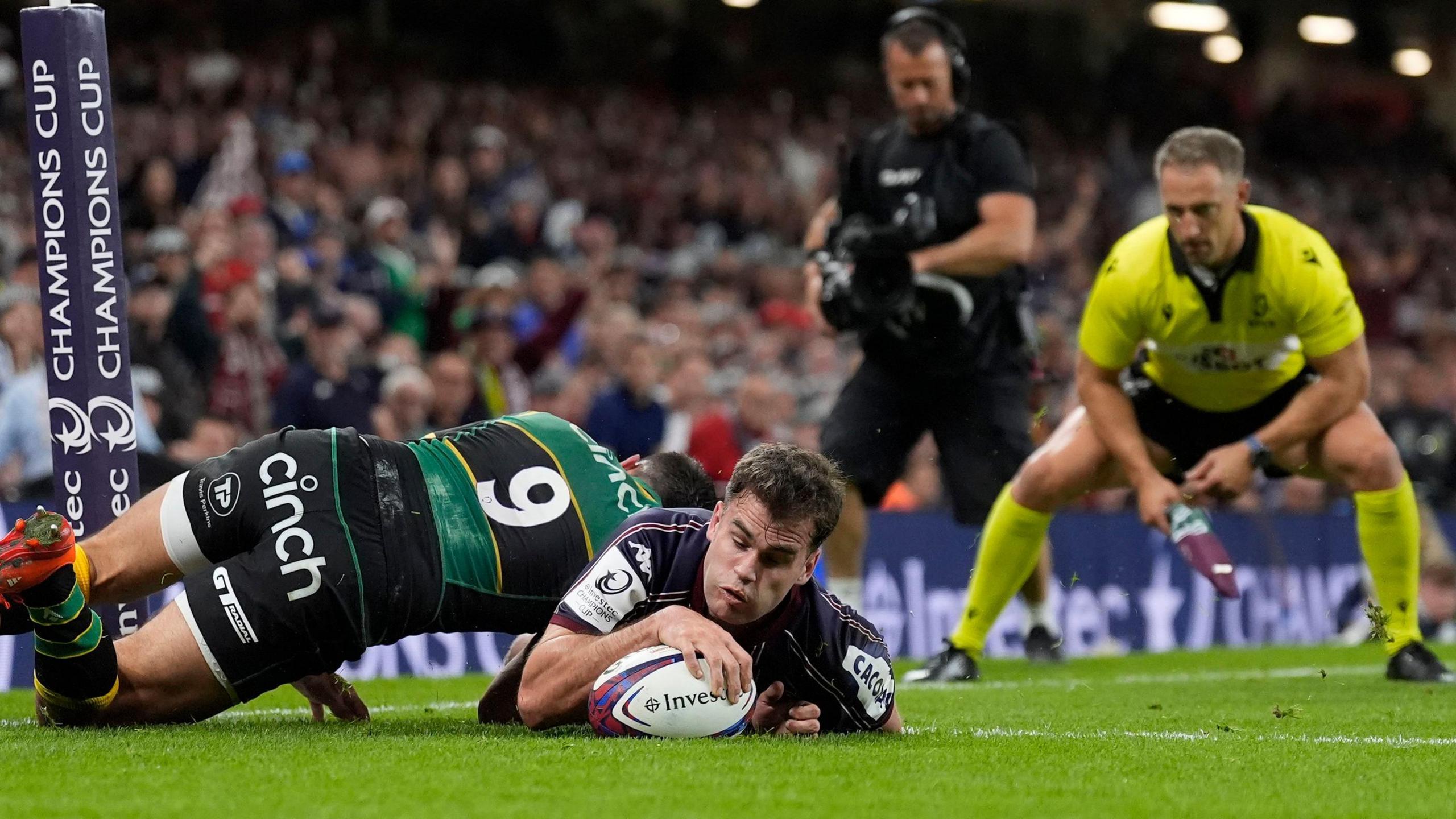 Damian Penaud scoring a try in Cardiff