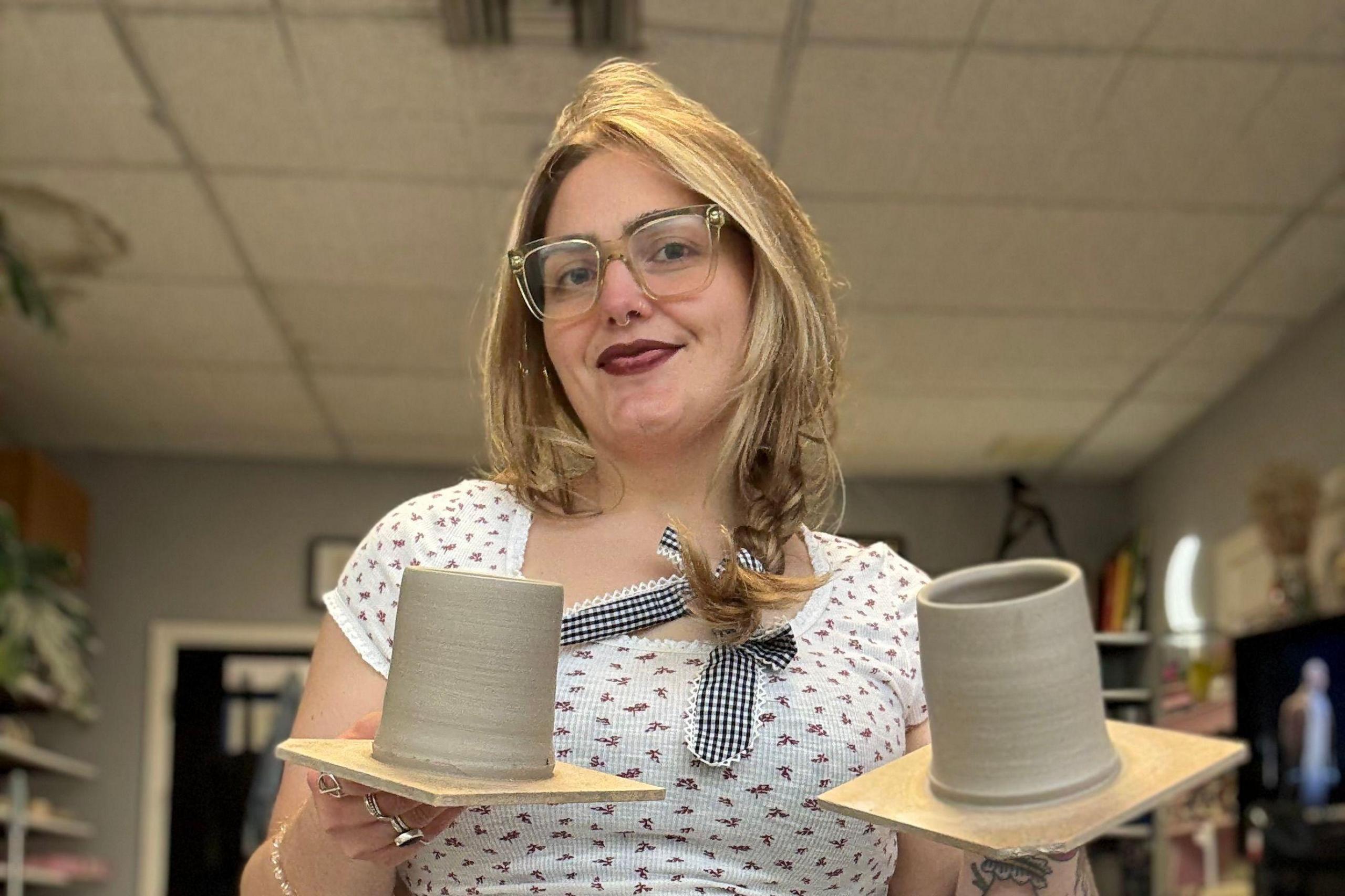 Angharad gyda mygiau