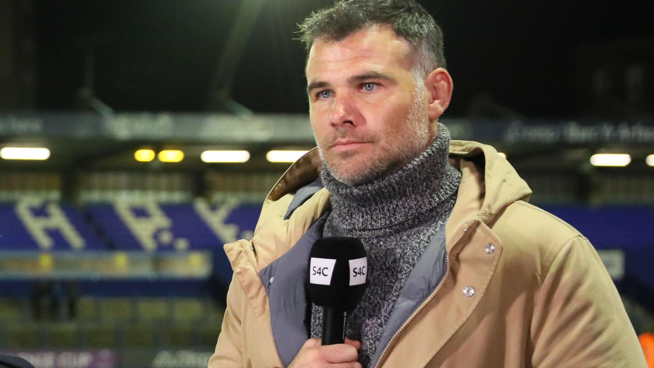 Mike Phillips yn gweithio i S4C