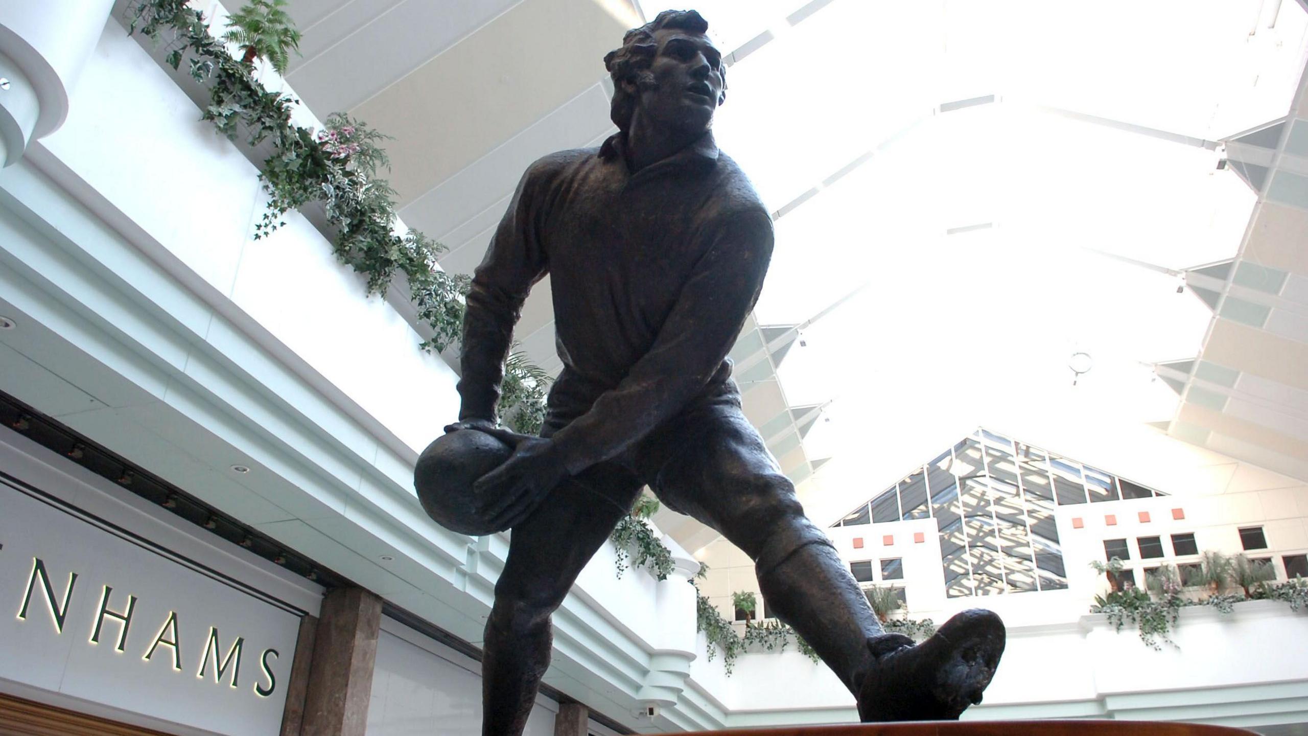 Statue of Gareth Edwards passing a rugby ball