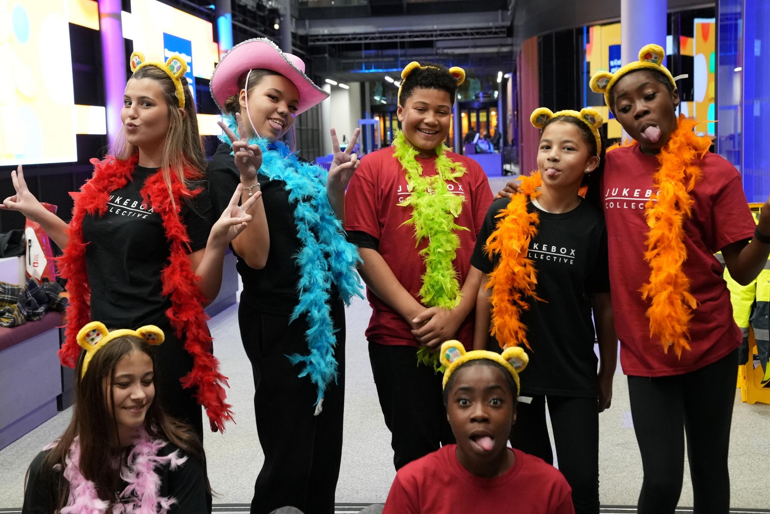 Dawnswyr o Jukebox Collective