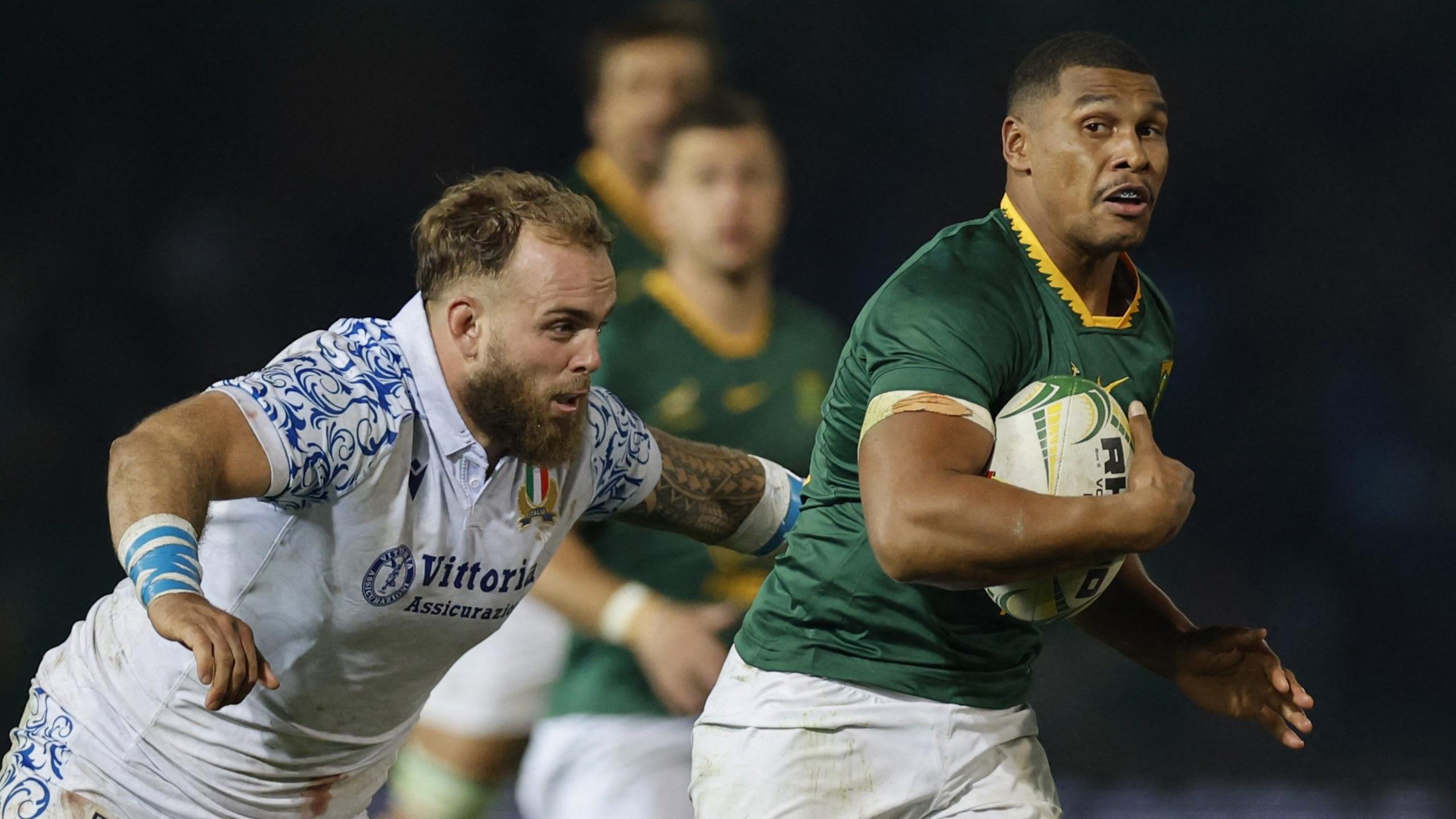 Damian Willemse breaks through the Italian defence