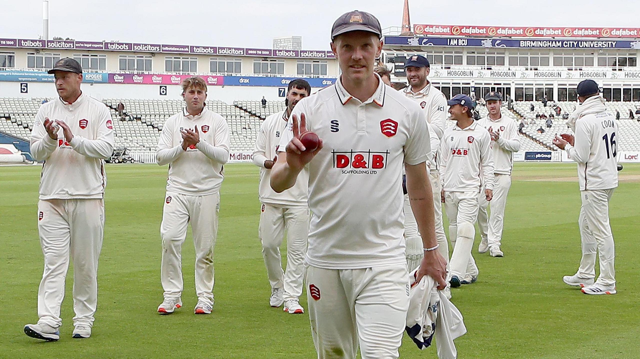 Jamie Porter took six wickets in Warwickshire's second innings at Edgbaston