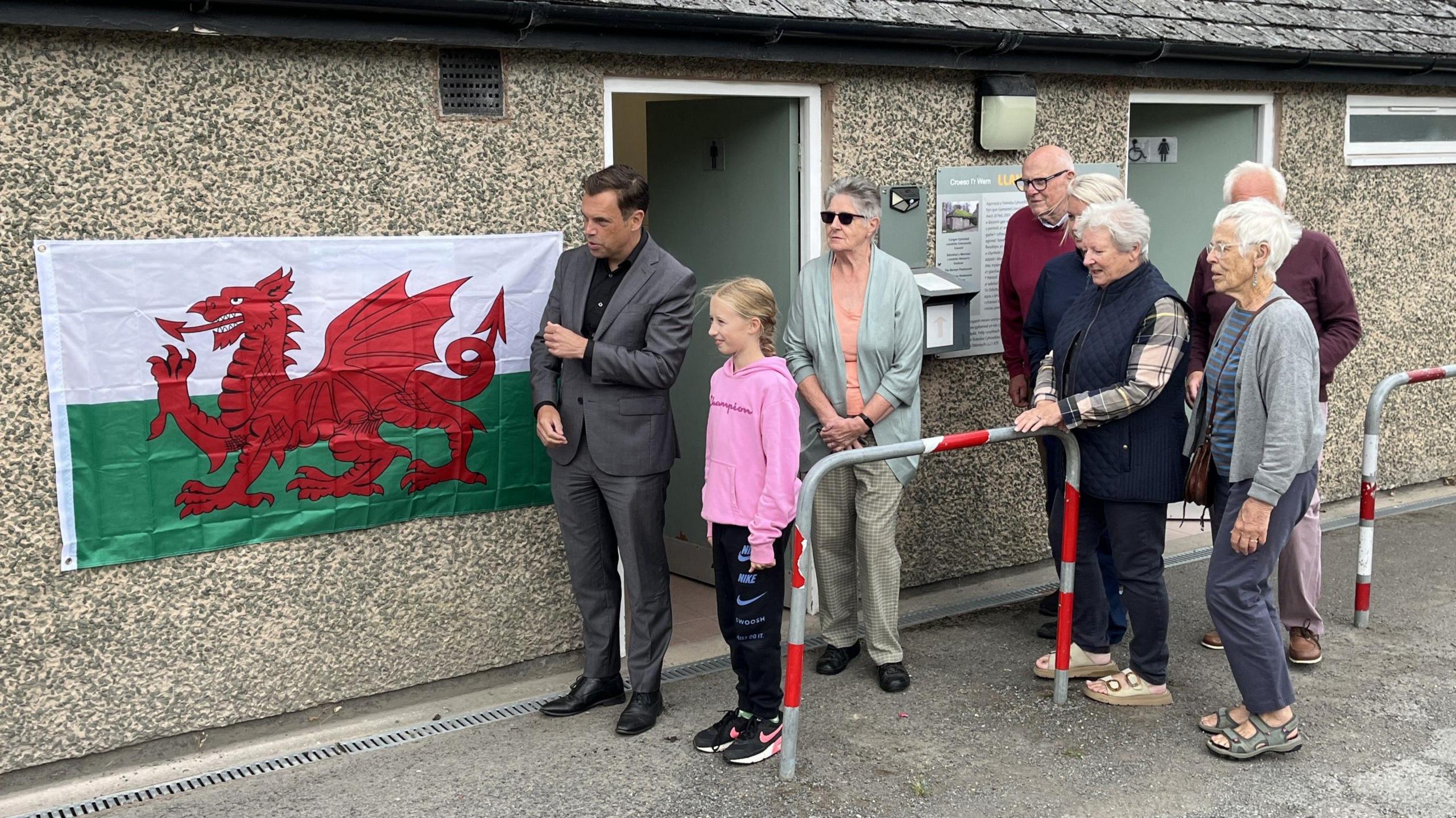 Ken Akates a'r gwirfoddolwyr y tu allan i'r toiledau