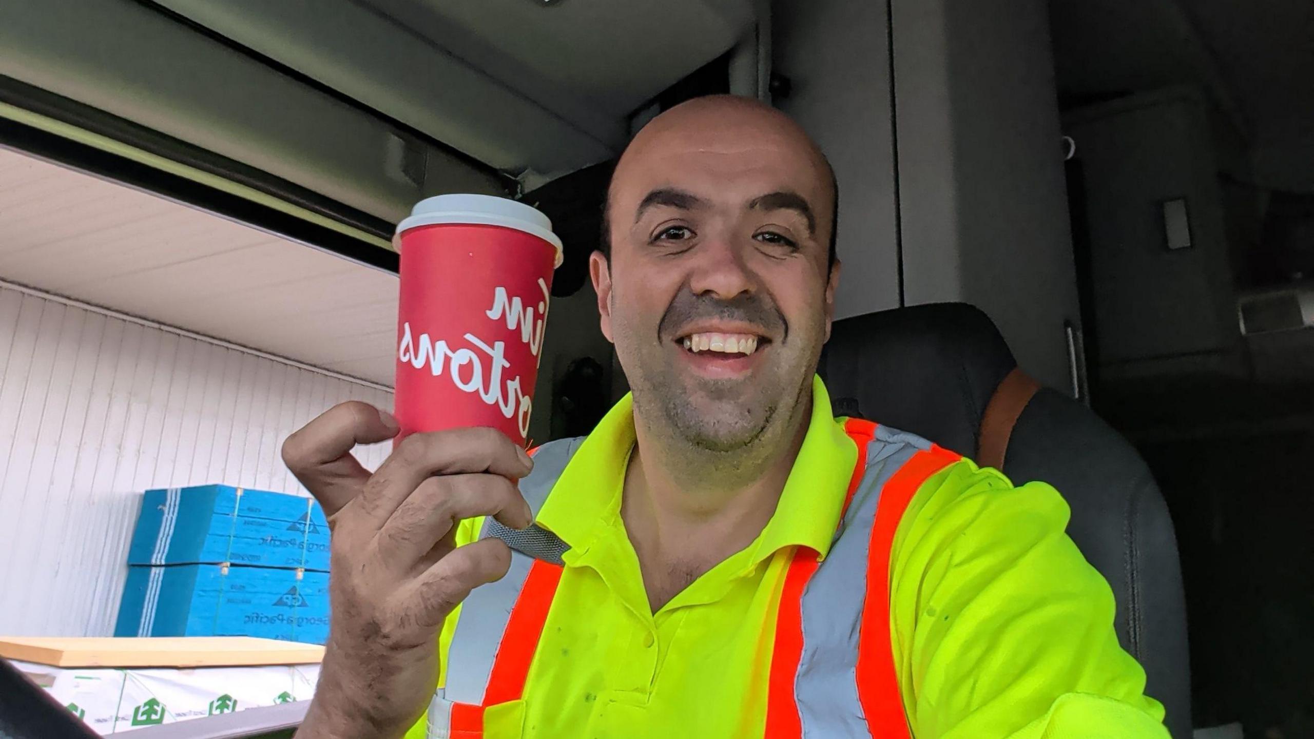 Cefyn Davies yn sedd y gyrwr