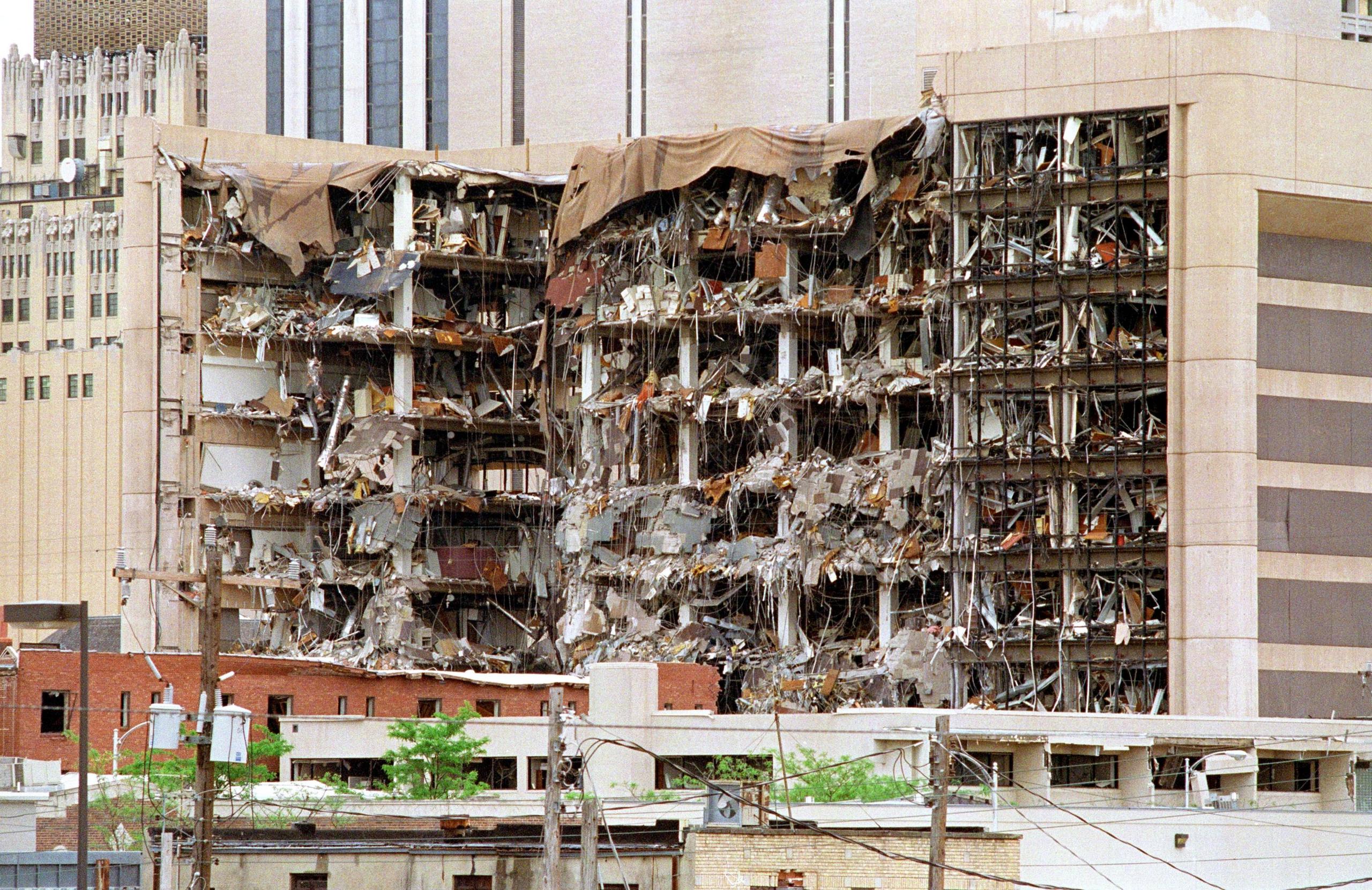 Y difrod i adeiladau'r Llywodraeth yn Oklahoma City wedi'r ffrwydriad