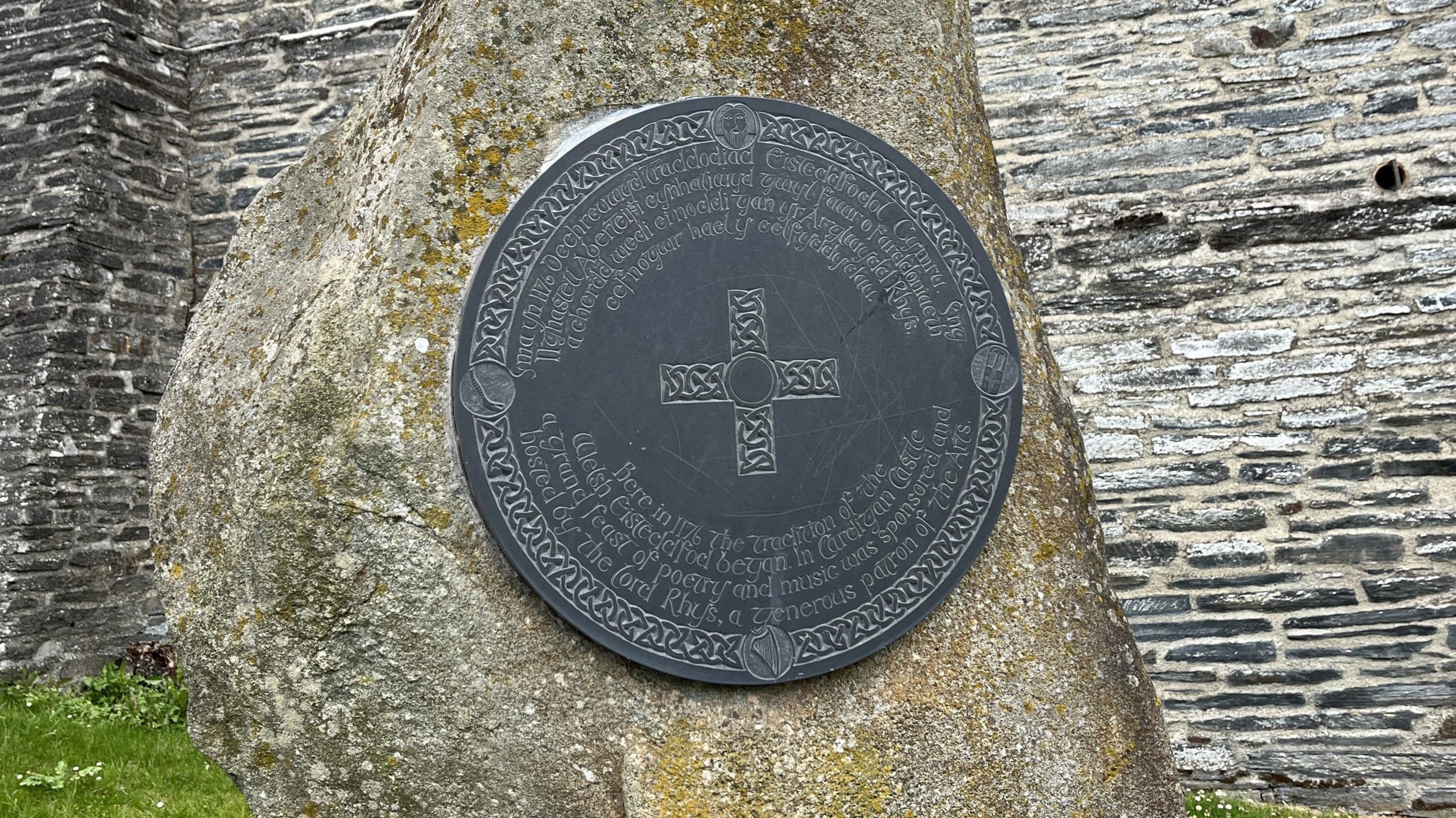 Plac coffa y tu allan i Gastell Aberteifi yn nodi dechrau traddodiad yr Eisteddfod