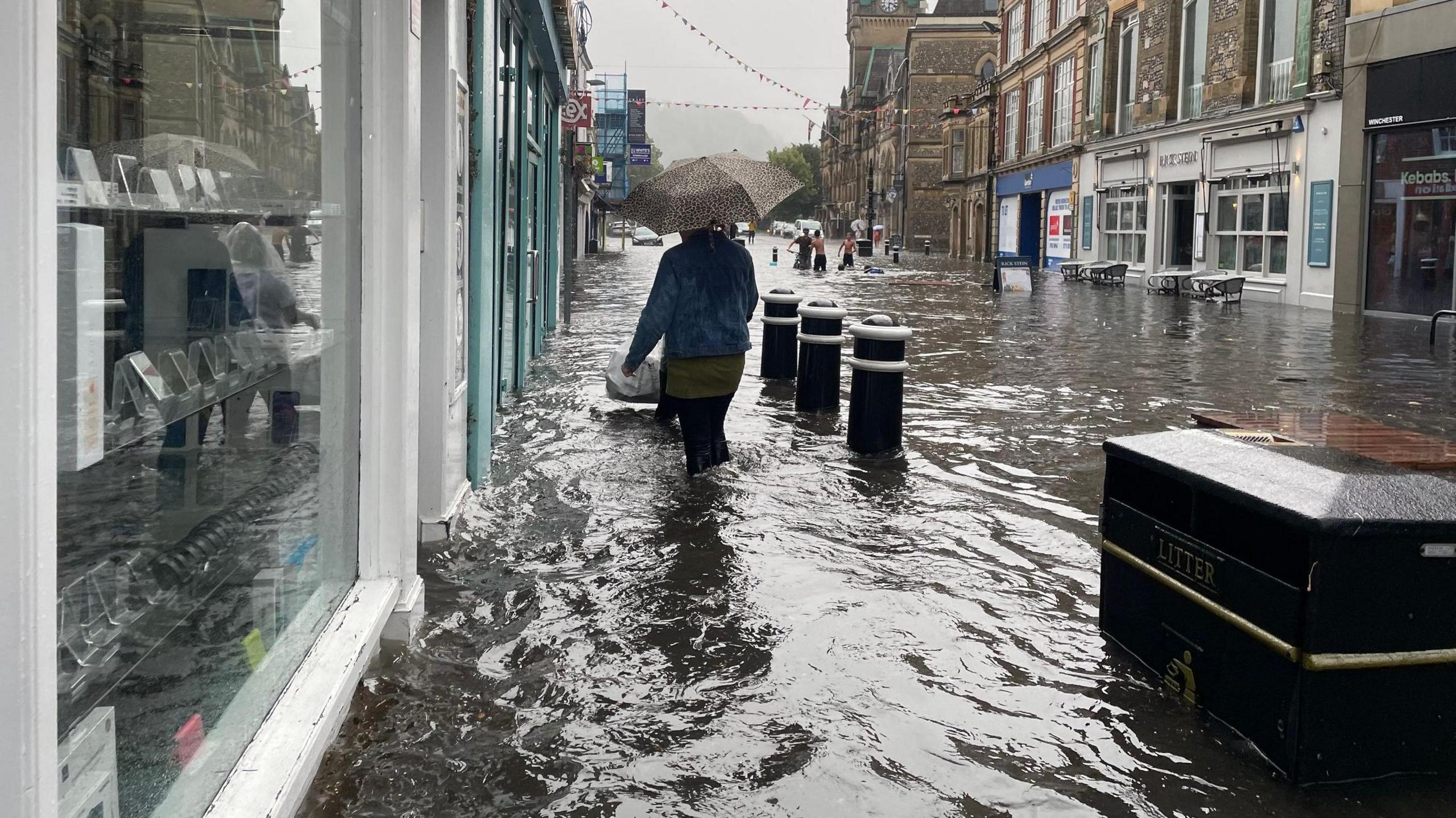 Winchester: Roads closed after flash flooding in high street - BBC News