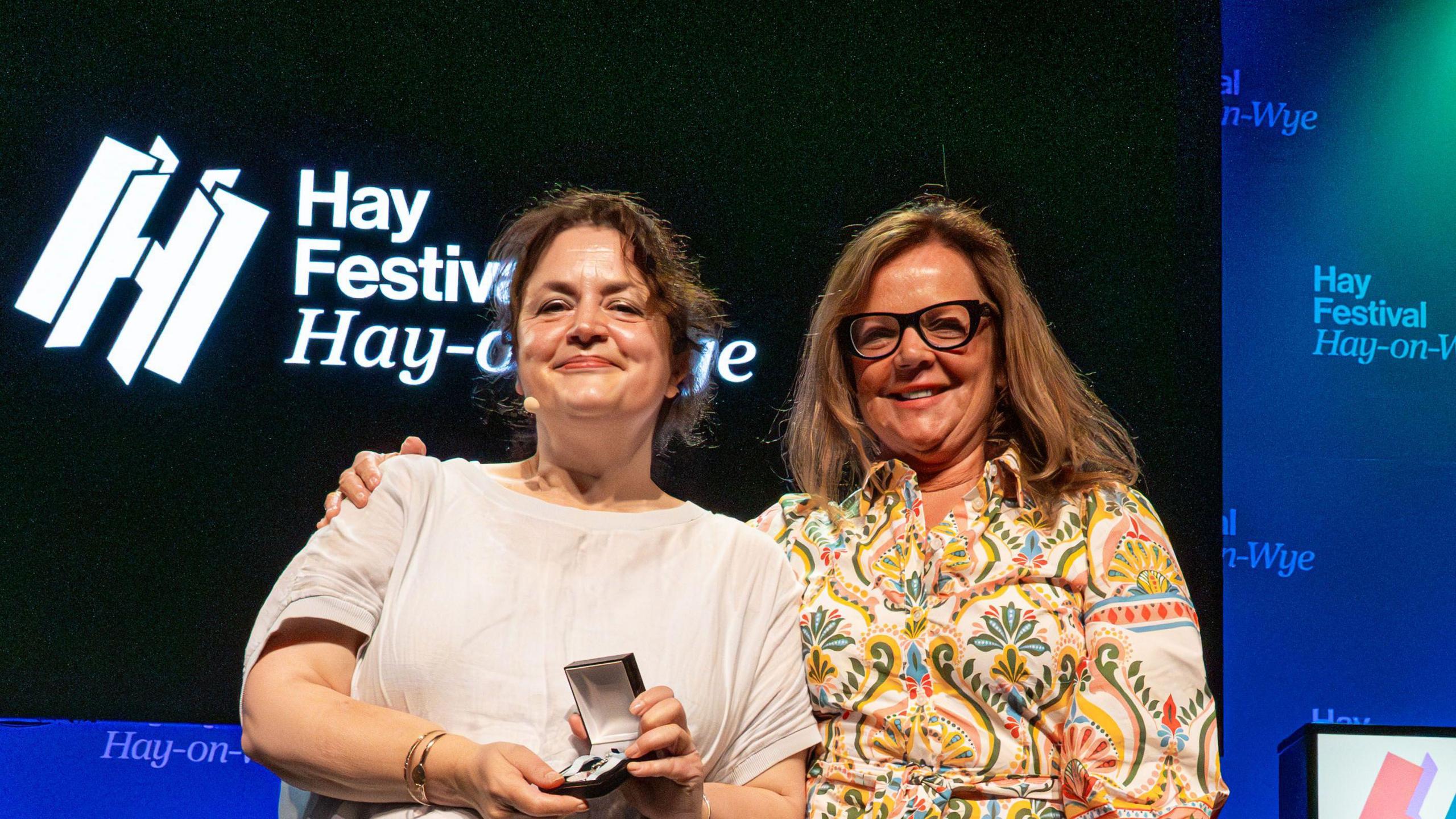 Ruth Jones gyda'i medal