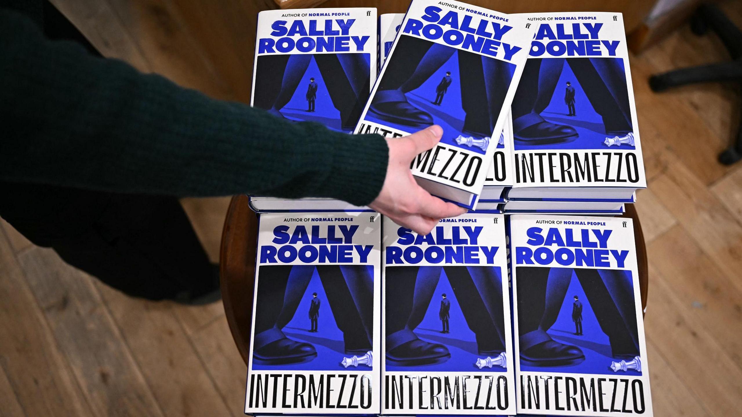 Sally Rooney's Intermezzo is 'utterly perfect' say critics - BBC News