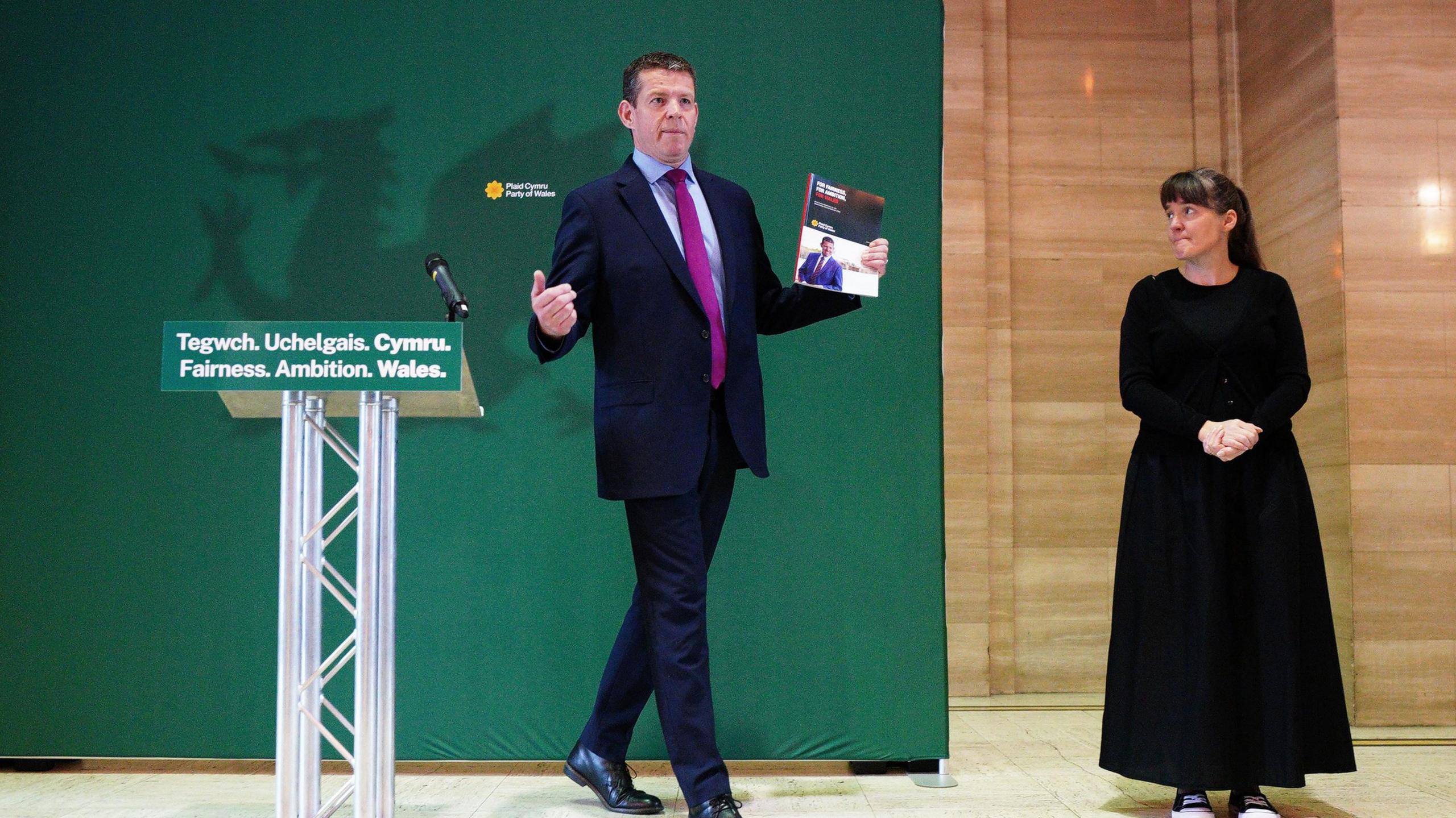 Rhun ap Iorwerth gyda maniffesto ei blaid 