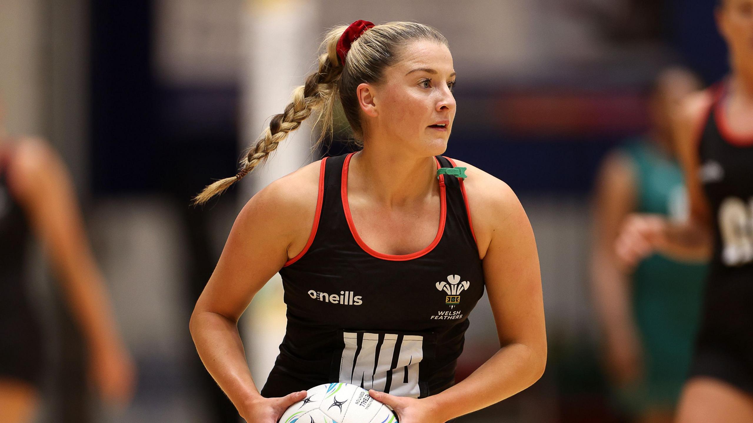 Bethan Dyke playing netball