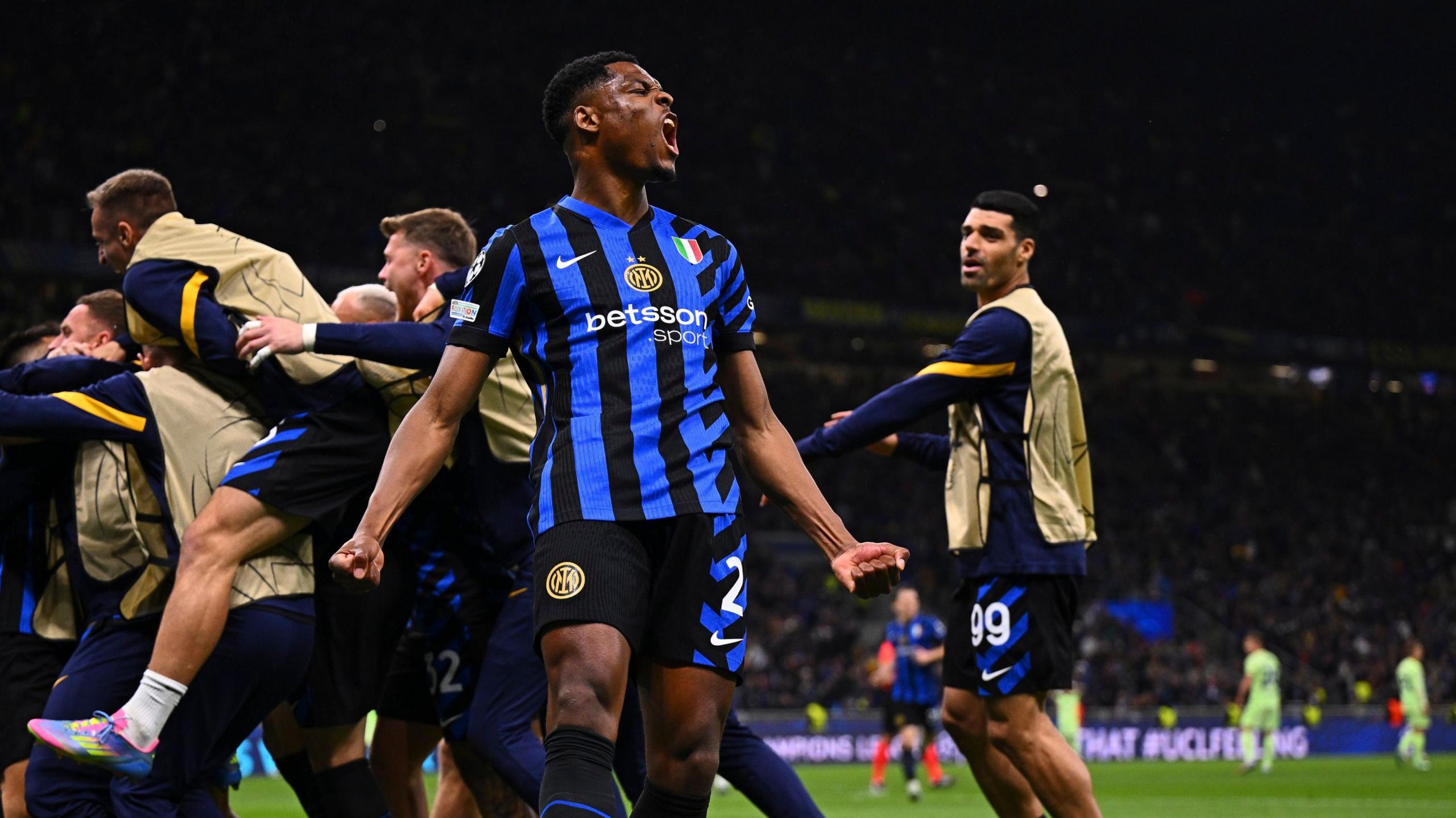 Inter players celebrate