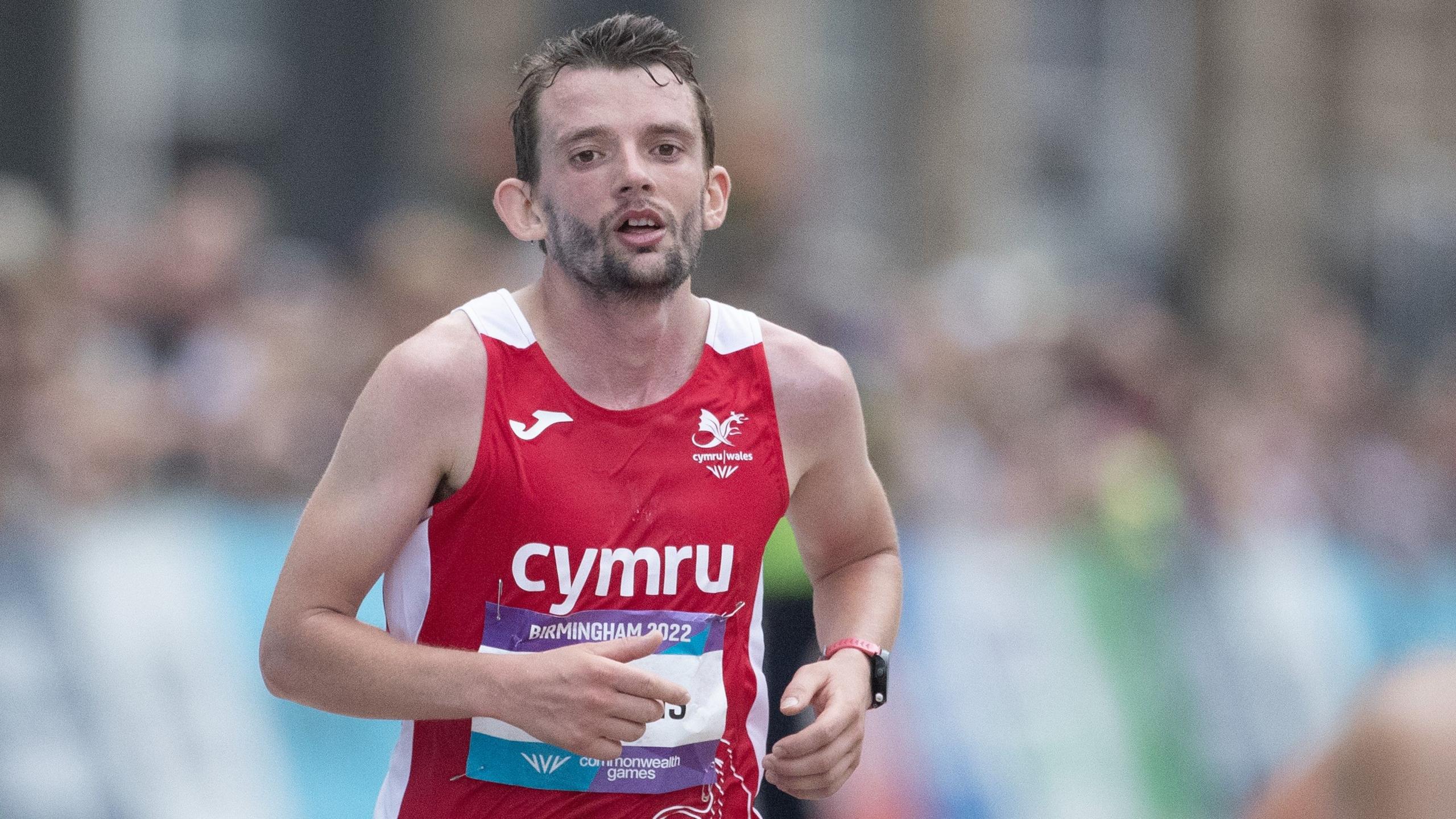 Dewi Griffiths yn rhedeg y marathon yn ystod Gemau'r Gymanwlad yn Birmingham yn 2022