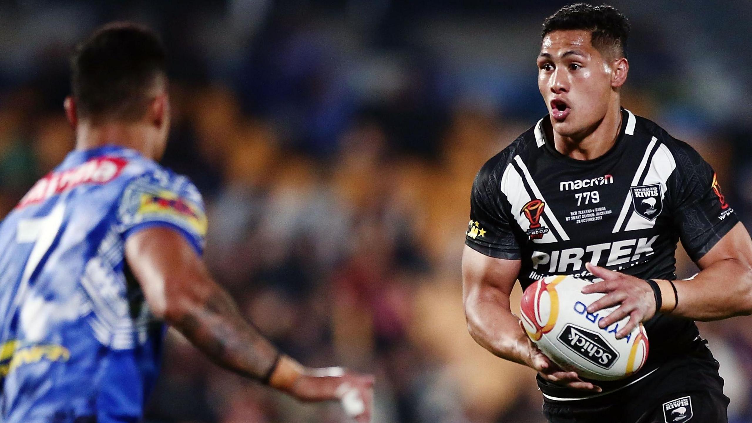 Roger Tuivasa-Sheck runs with the ball for New Zealand as he is closed down by Samoa players during the 2017 World Cup.