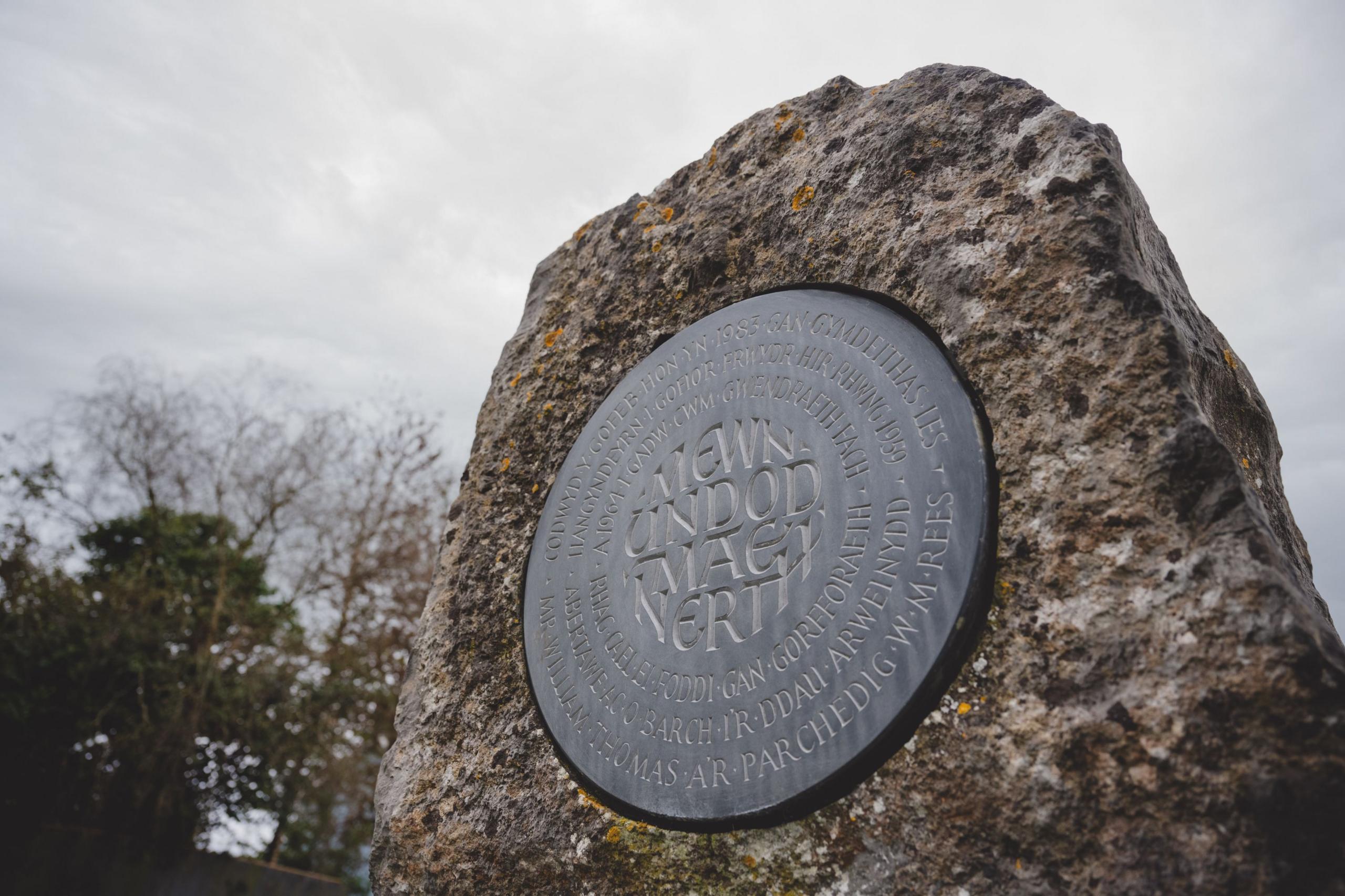 Y gofeb ar sgwâr Llangyndeyrn: Mewn undod mae nerth