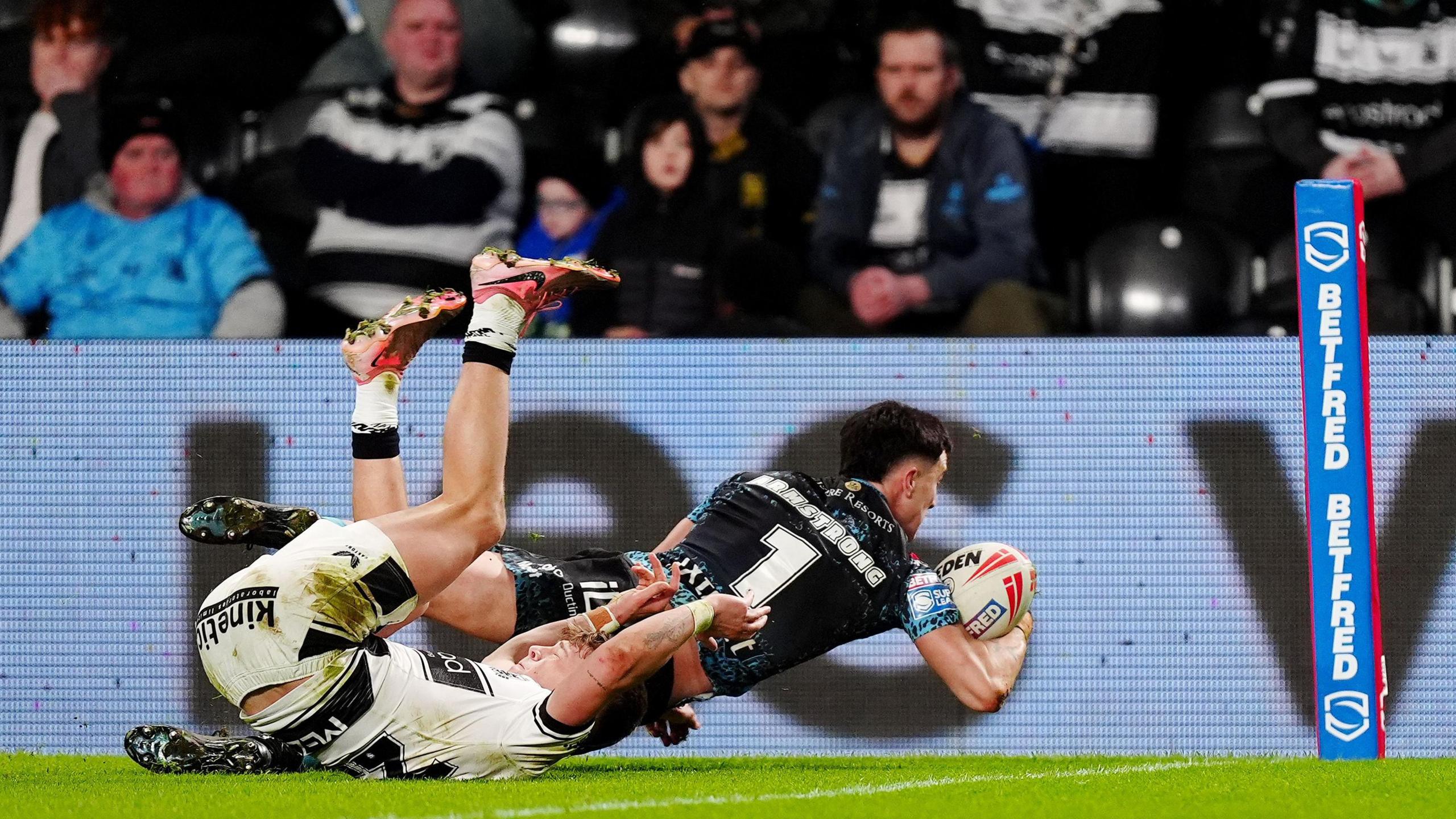 Leigh Leopards' David Armstrong (right) scores a try during the Betfred Super League match at MKM Stadium, Hull. 