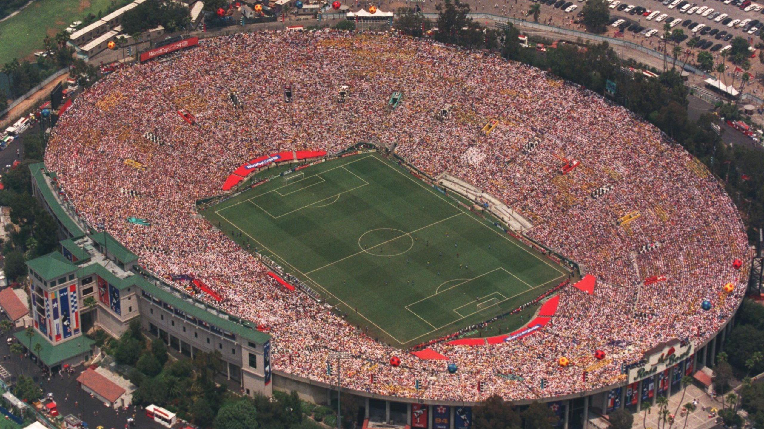 Sealladh den Rose Bowl, làn luchd-taic aig cuairt-dheireannach Cupa na Cruinne 1994