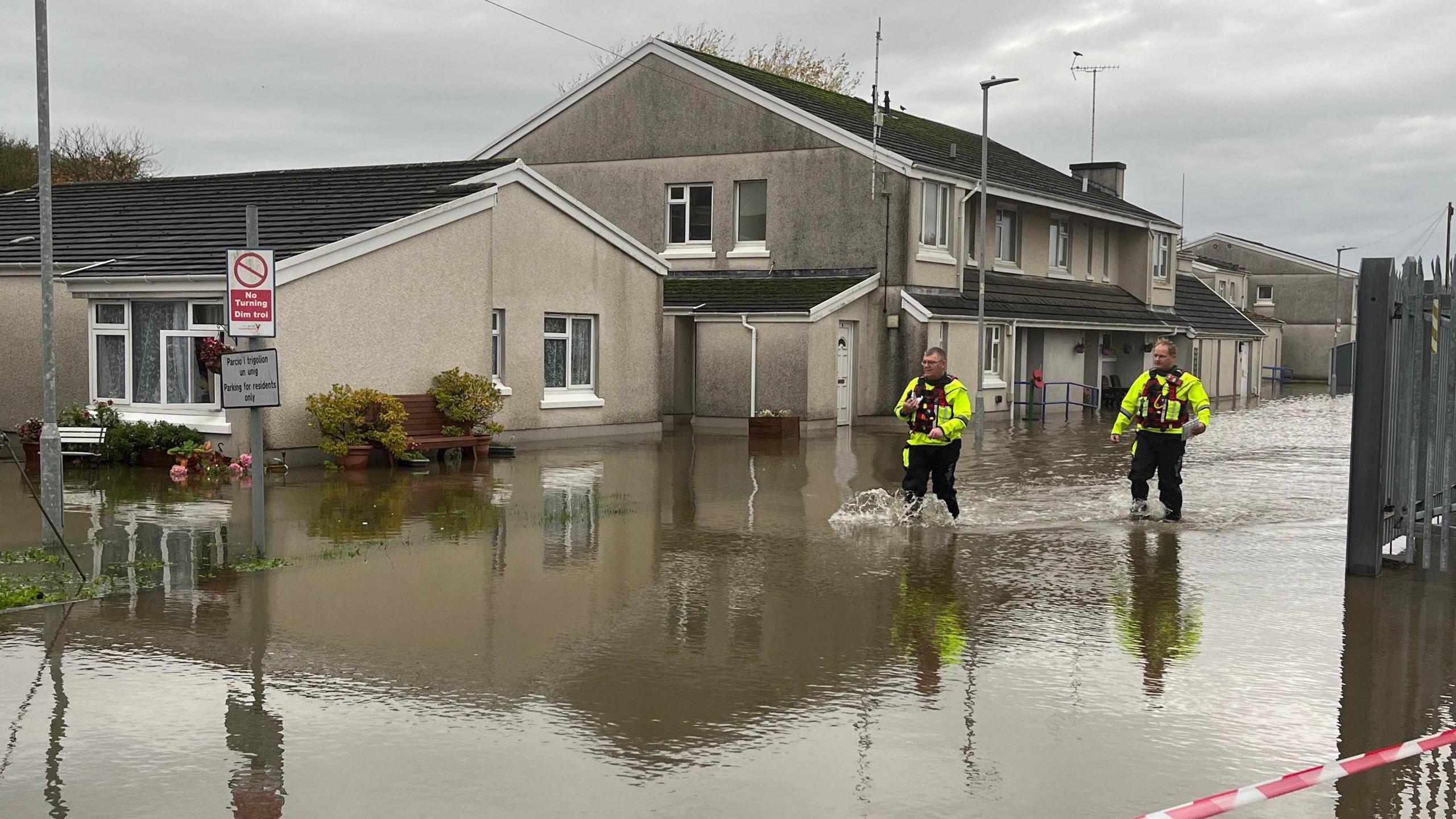 Cafodd pobl eu symud o'u cartrefi yn ystod y nos yn Hendy-gwyn, Sir Gaerfyrddin